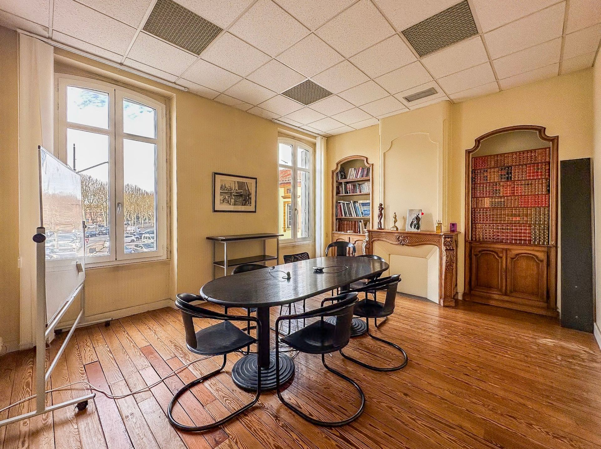 Art Deco building for sale on LAVAUR (81500)