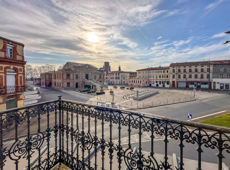 Art Deco building for sale on LAVAUR (81500)