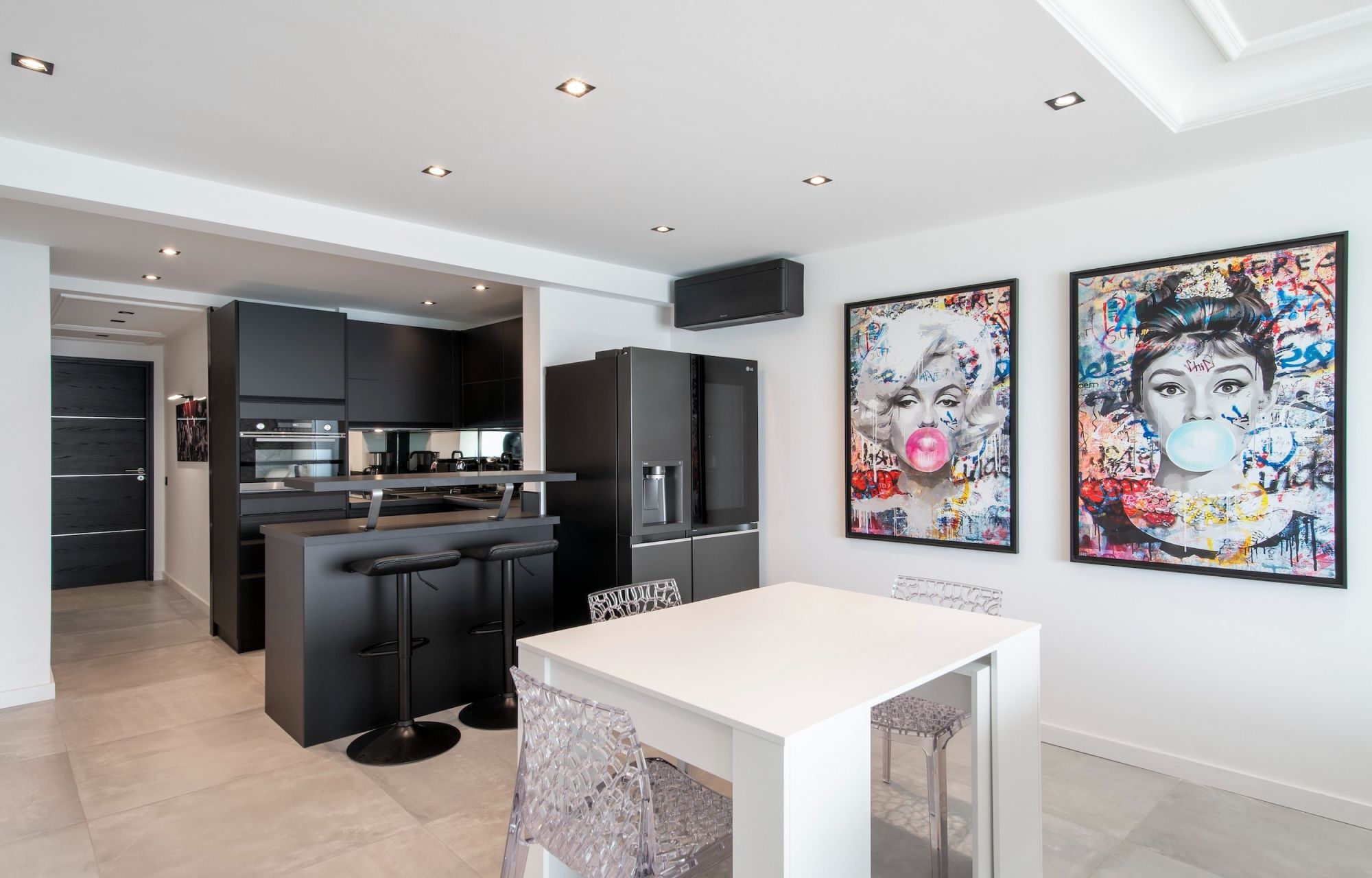 luxury apartment 4 Rooms for sale on CANNES (06400)