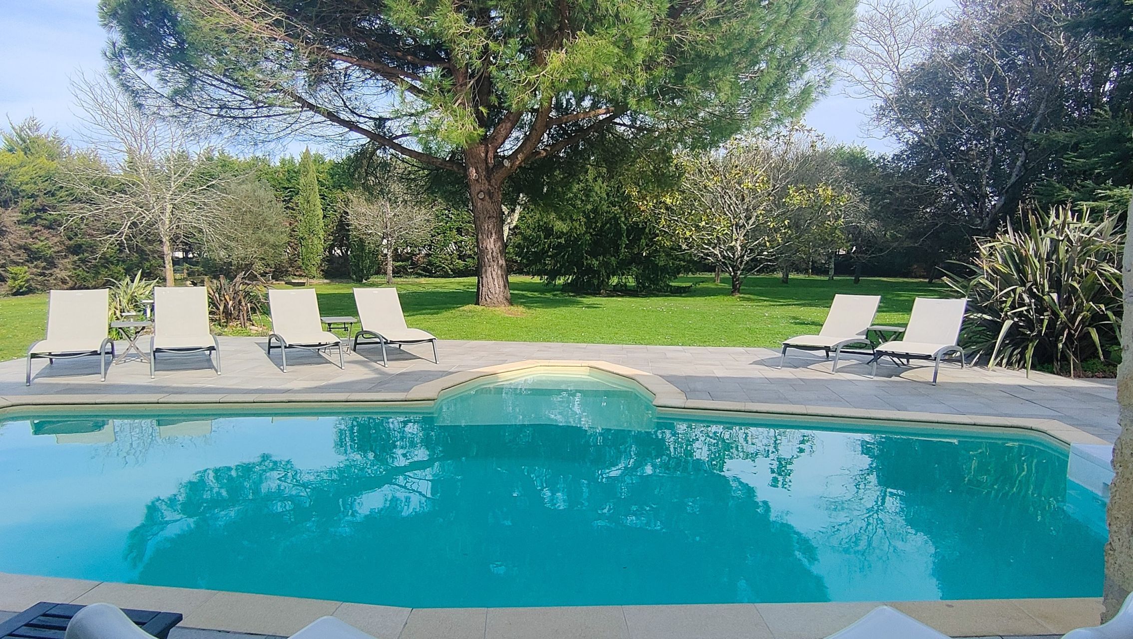 luxury house 12 Rooms for sale on MEURSAC (17120)