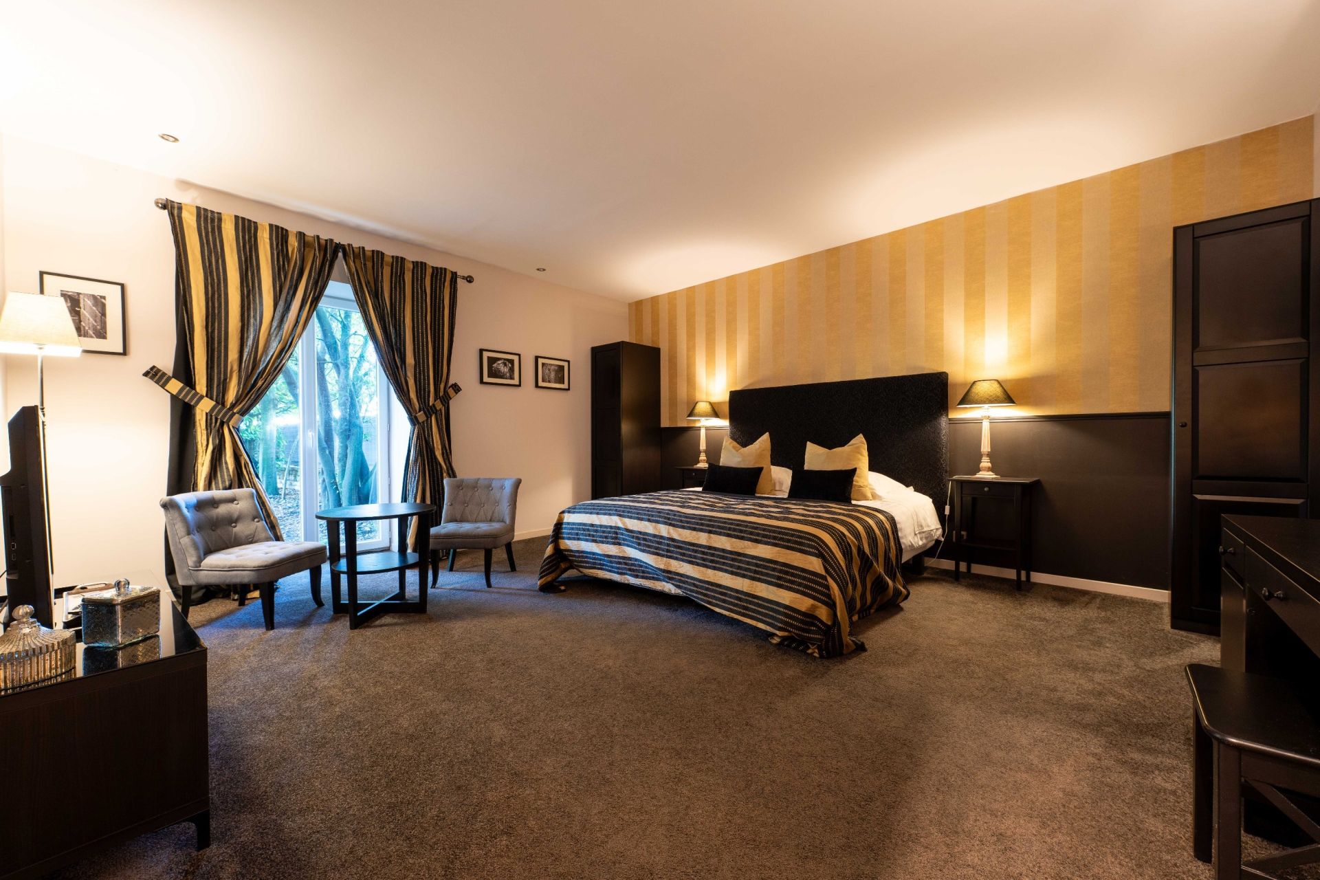 luxury house 12 Rooms for sale on MEURSAC (17120)