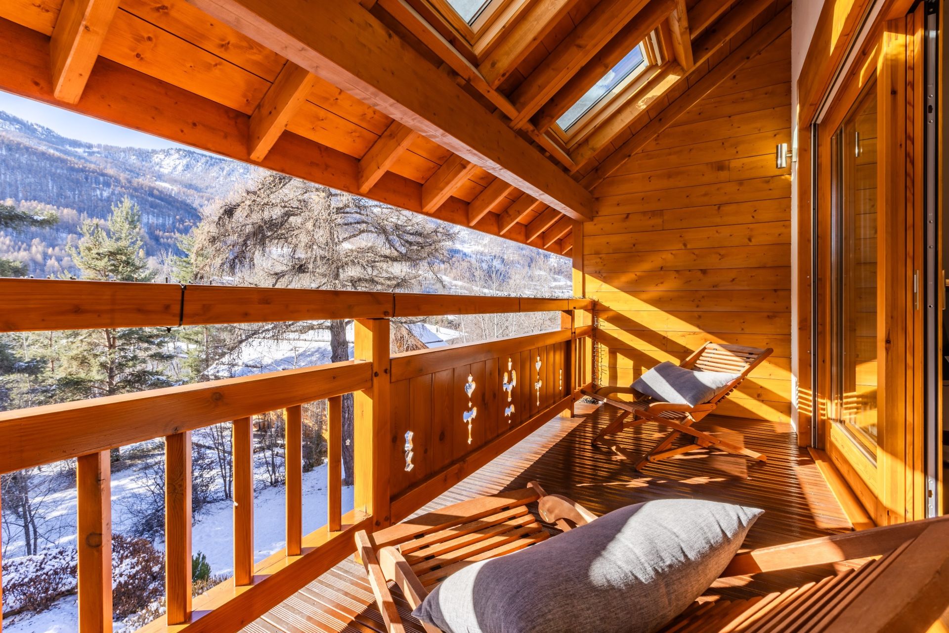 luxury chalet 8 Rooms for sale on LA SALLE LES ALPES (05240)