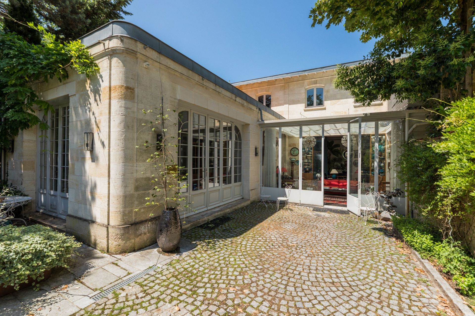 luxury house 18 Rooms for sale on BORDEAUX (33000)