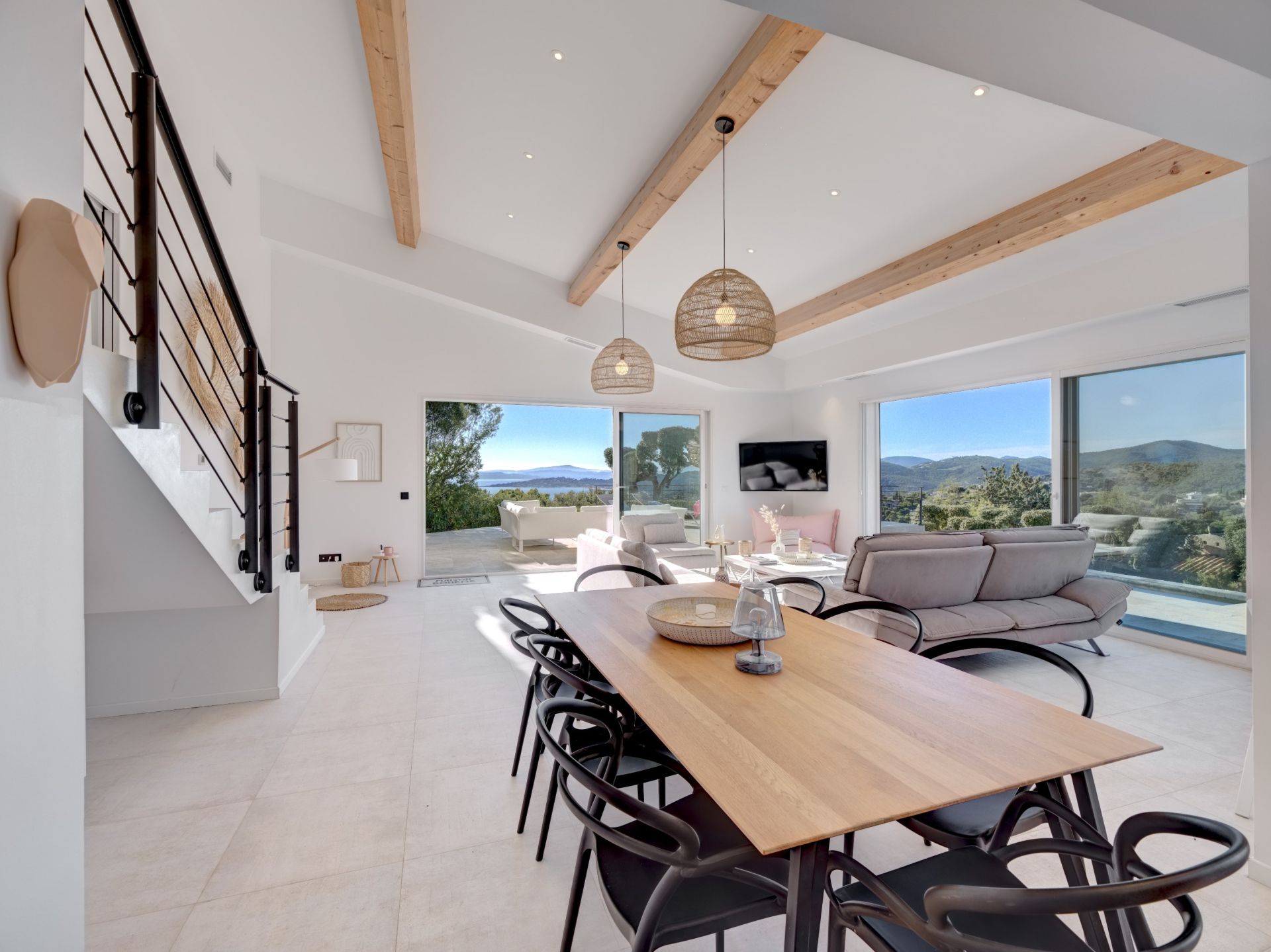 luxury villa 8 Rooms for sale on LES ISSAMBRES (83380)