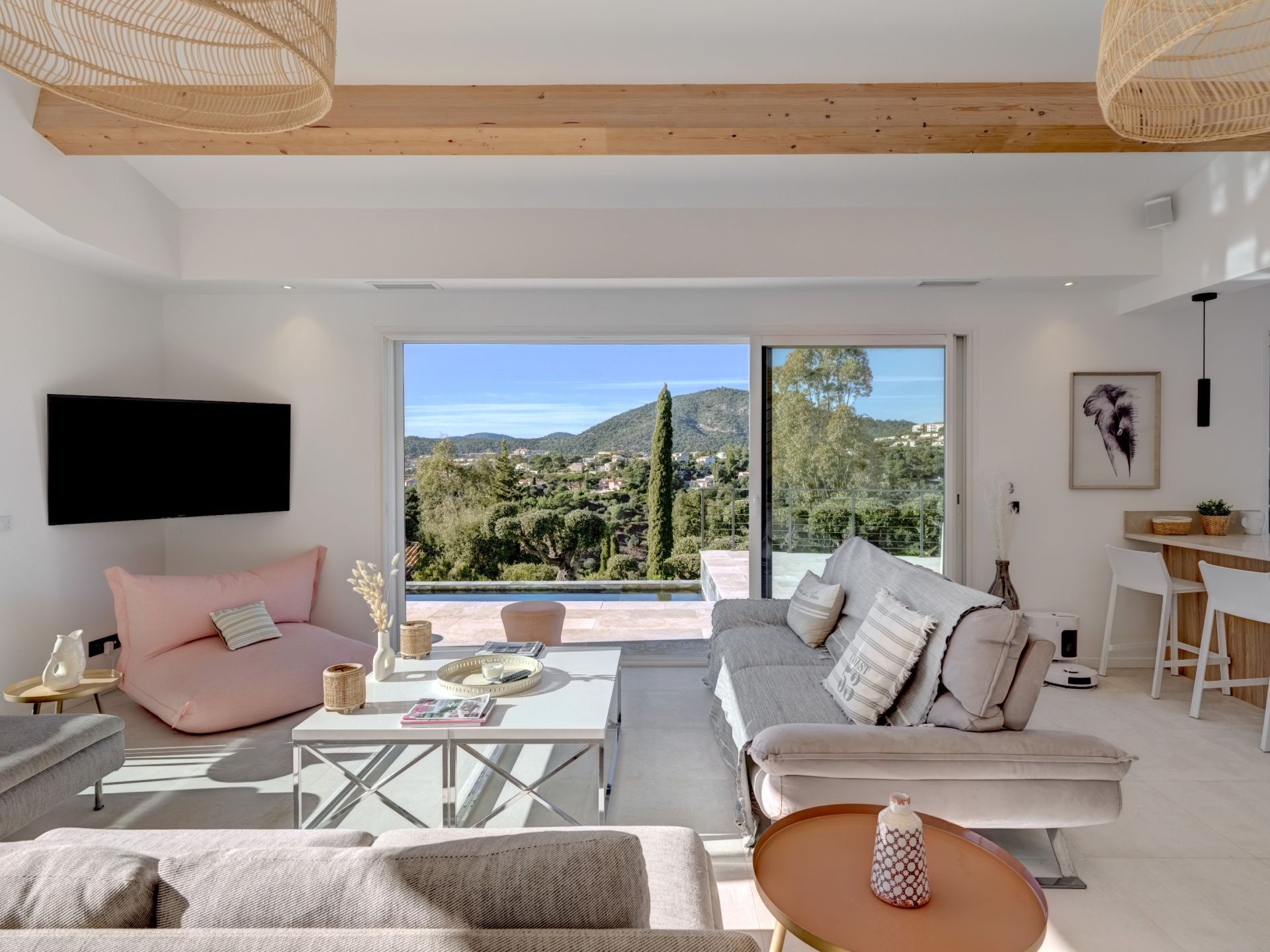 luxury villa 8 Rooms for sale on LES ISSAMBRES (83380)