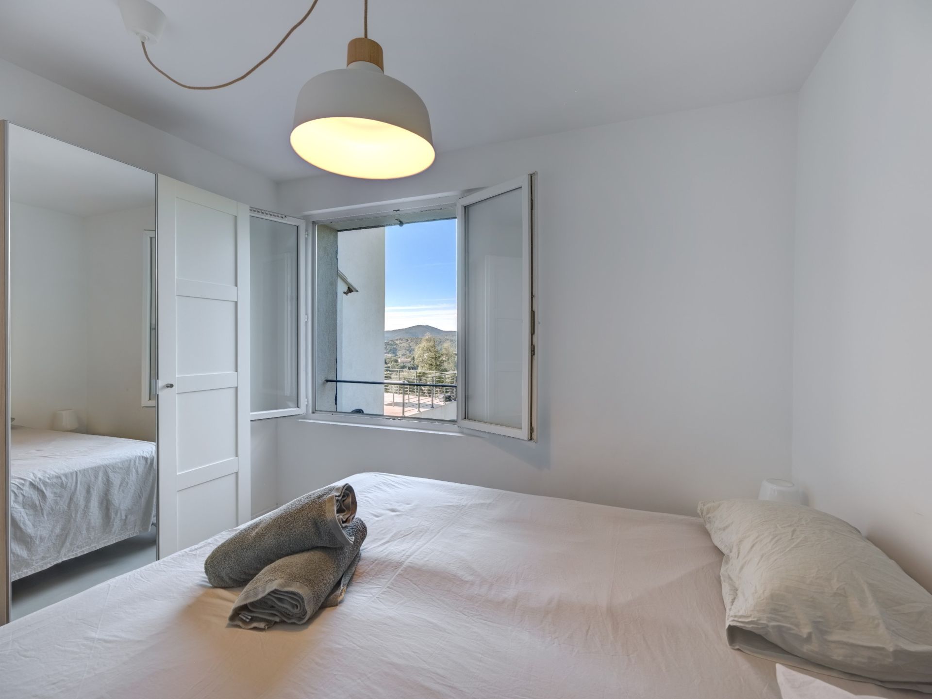 luxury villa 8 Rooms for sale on LES ISSAMBRES (83380)