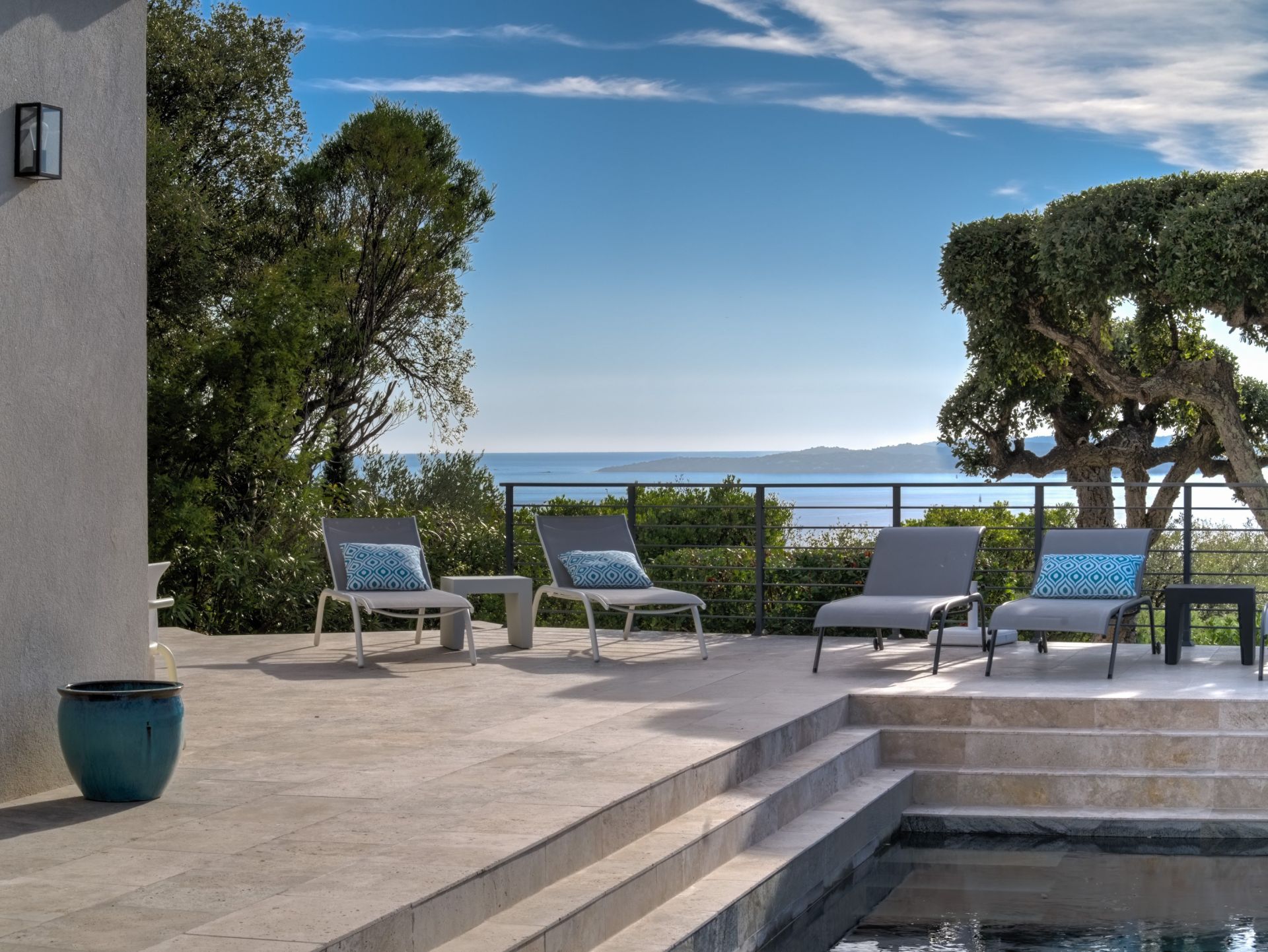 luxury villa 8 Rooms for sale on LES ISSAMBRES (83380)