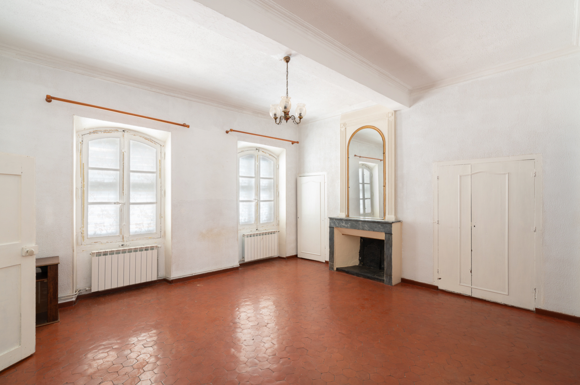 building for sale on ARLES (13200)