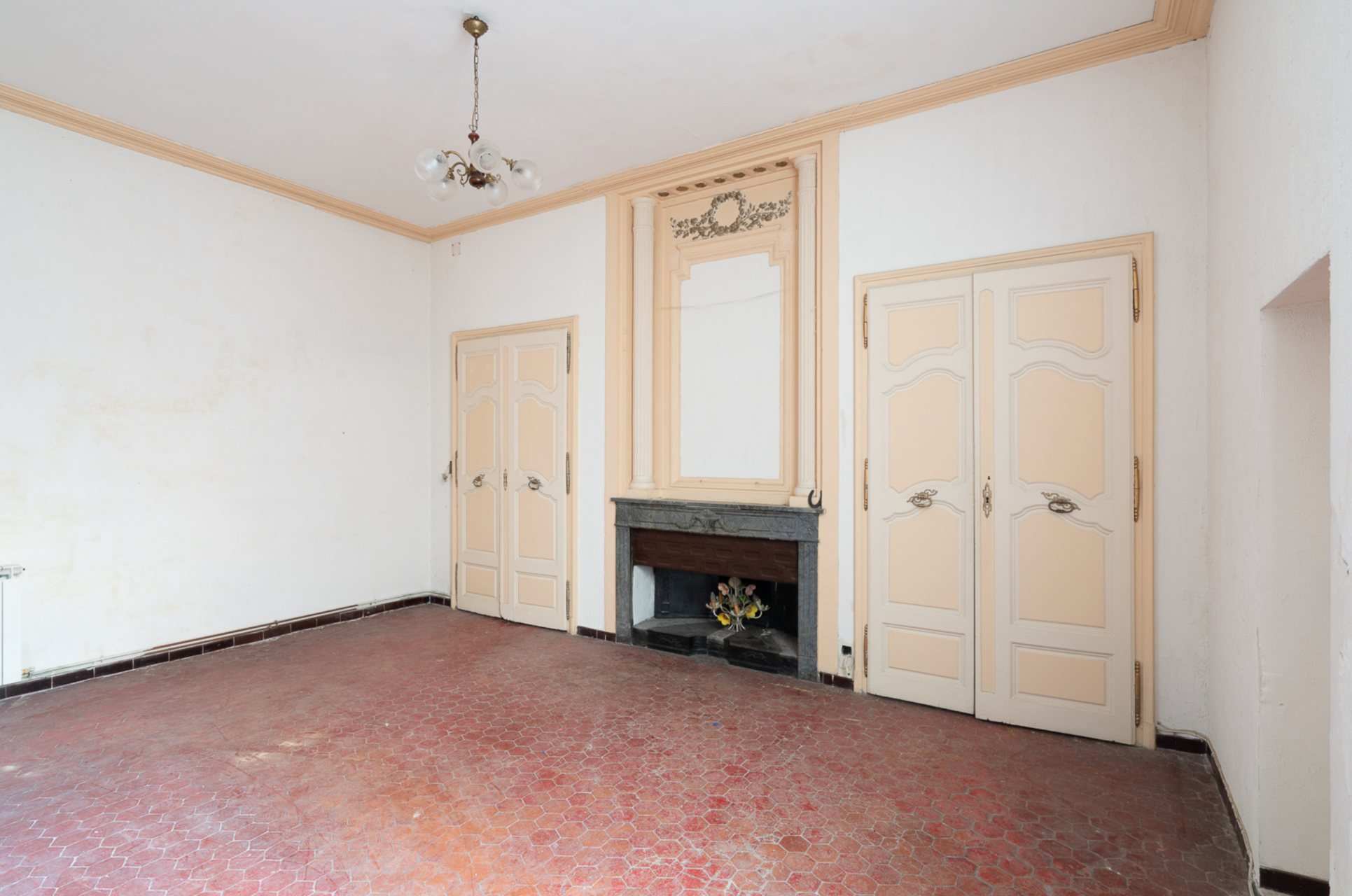 building for sale on ARLES (13200)