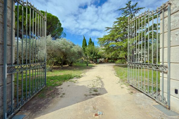 Sale Luxury house Saint-Martin-de-Crau 12 Rooms 330 m²