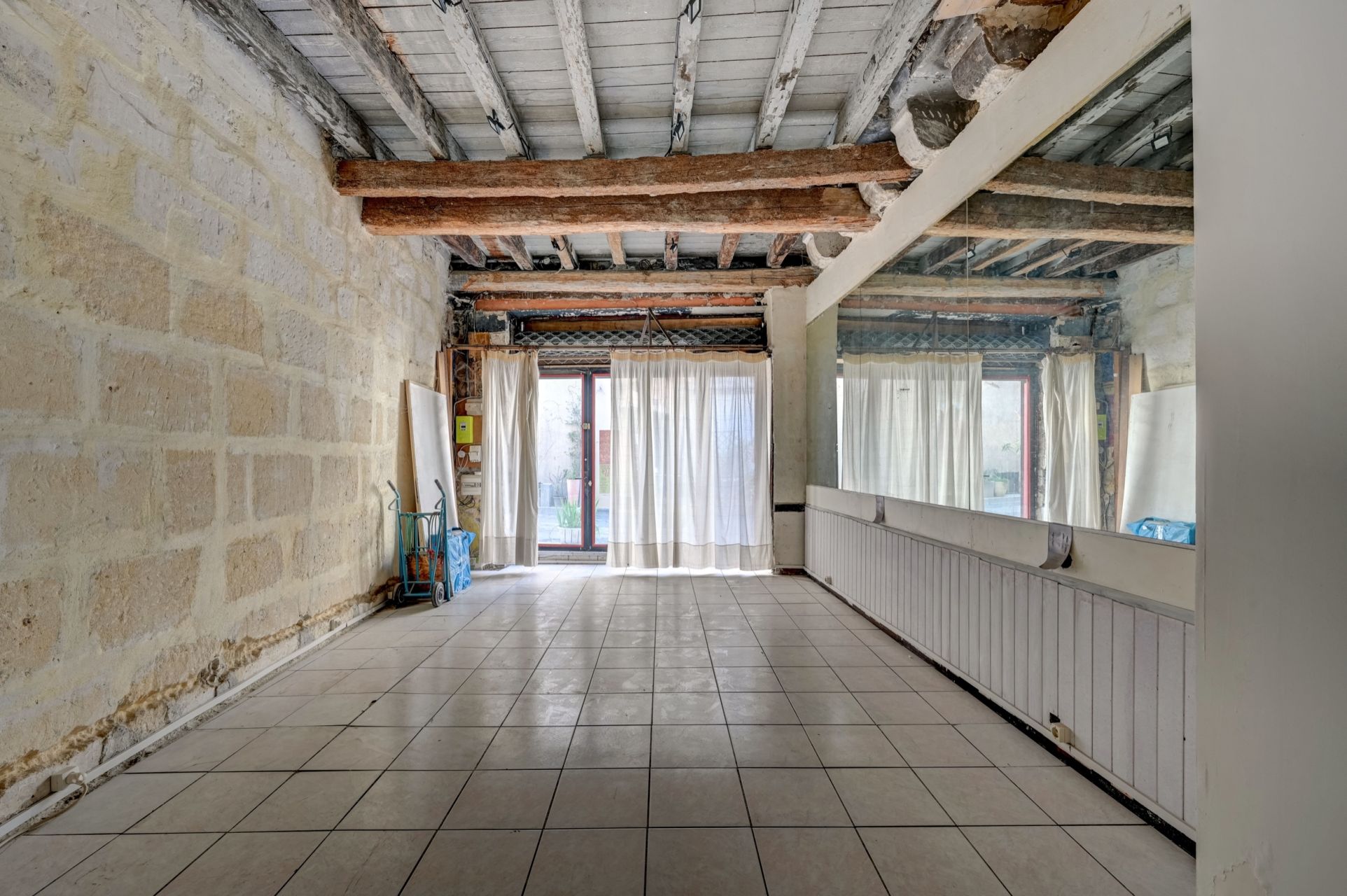 building for sale on ARLES (13200)