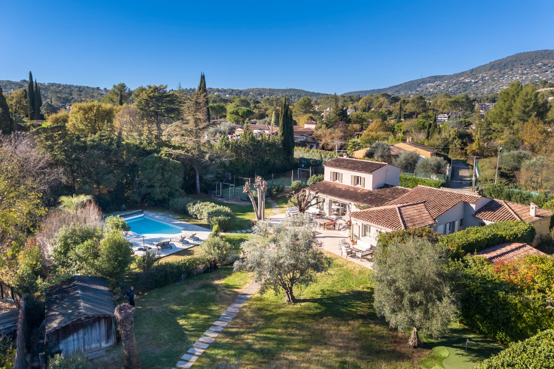 luxury villa 8 Rooms for sale on PEYMEINADE (06530)