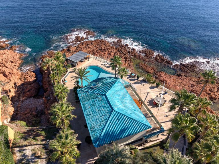 contemporary house 4 Rooms for sale on ST RAPHAEL (83700)