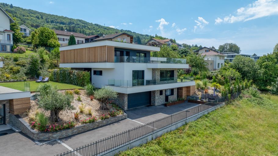 luxury house 7 Rooms for sale on NEUVECELLE (74500)