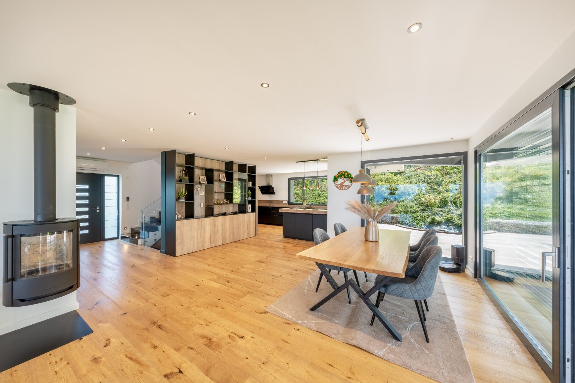 luxury house 7 Rooms for sale on NEUVECELLE (74500)