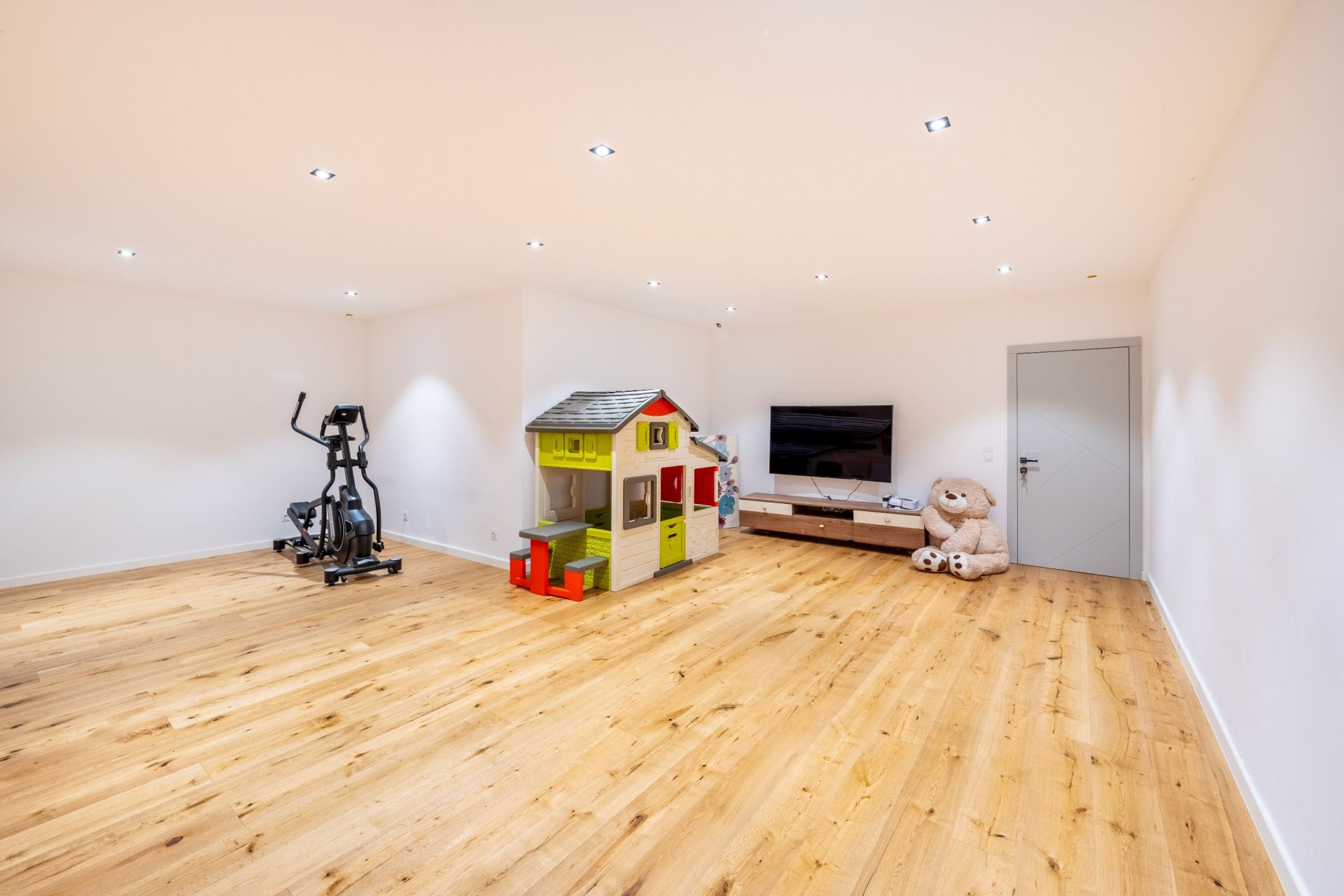 luxury house 7 Rooms for sale on NEUVECELLE (74500)