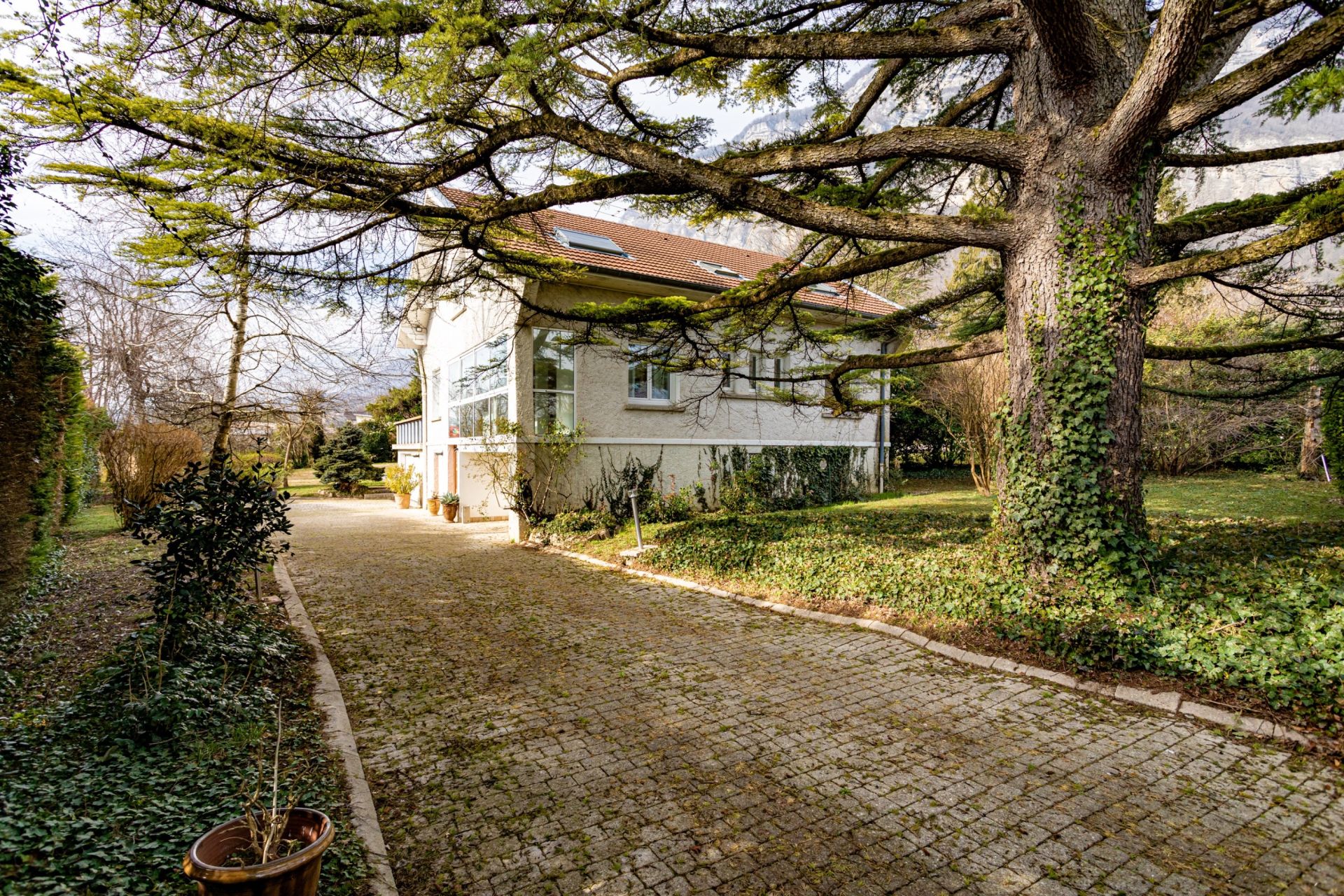 luxury house 10 Rooms for sale on GRENOBLE (38000)