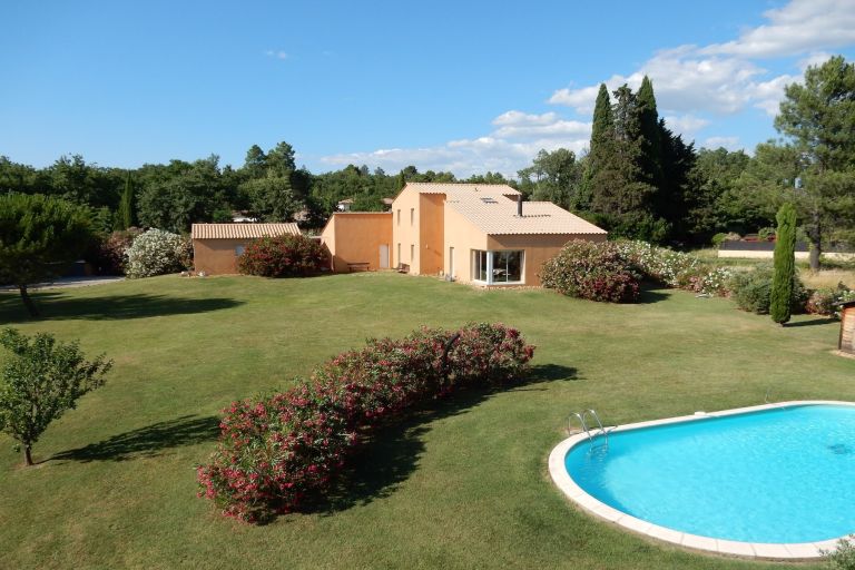 luxury villa 10 Rooms for sale on UZES (30700)