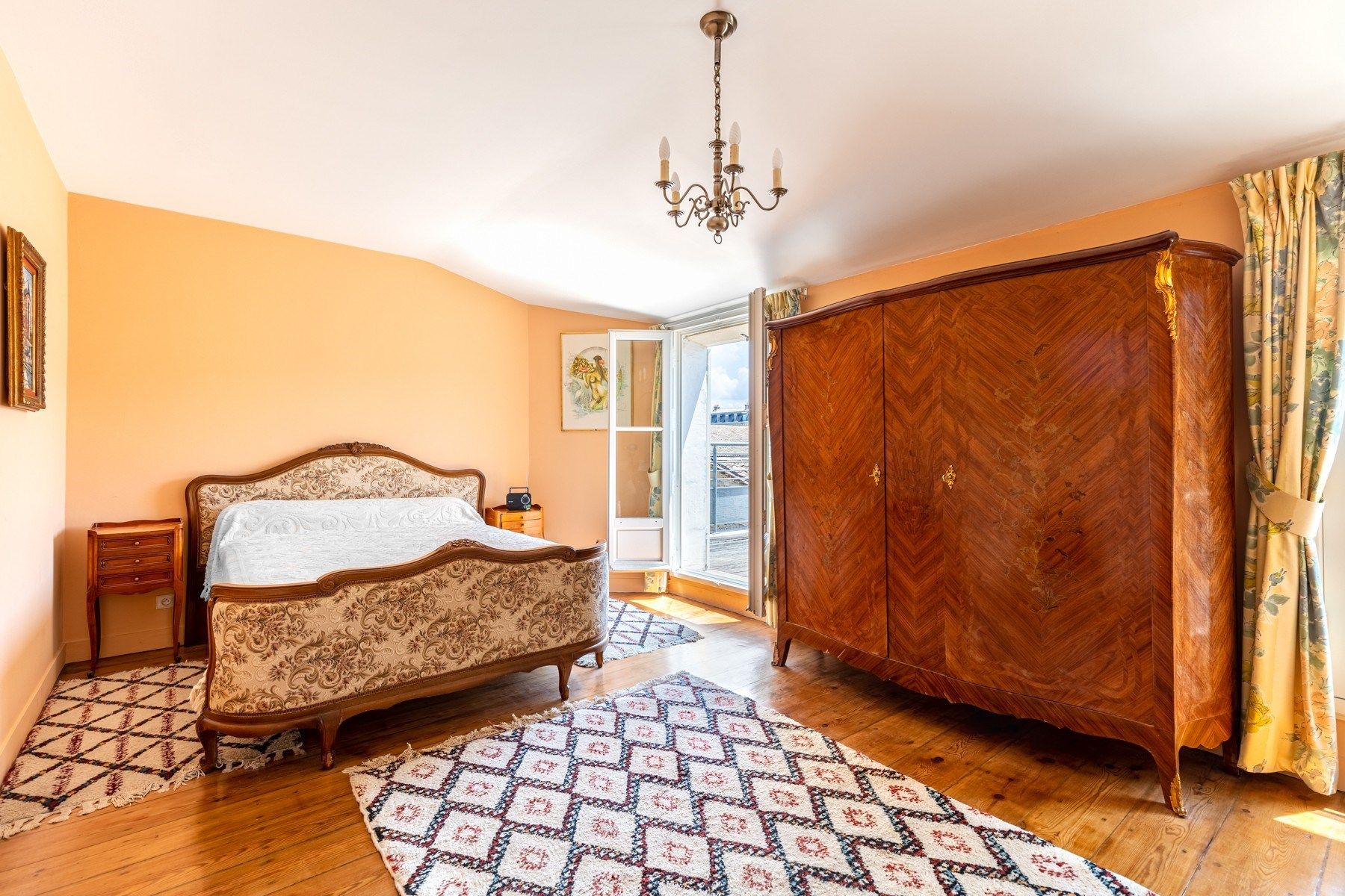 luxury apartment 7 Rooms for sale on BORDEAUX (33000)