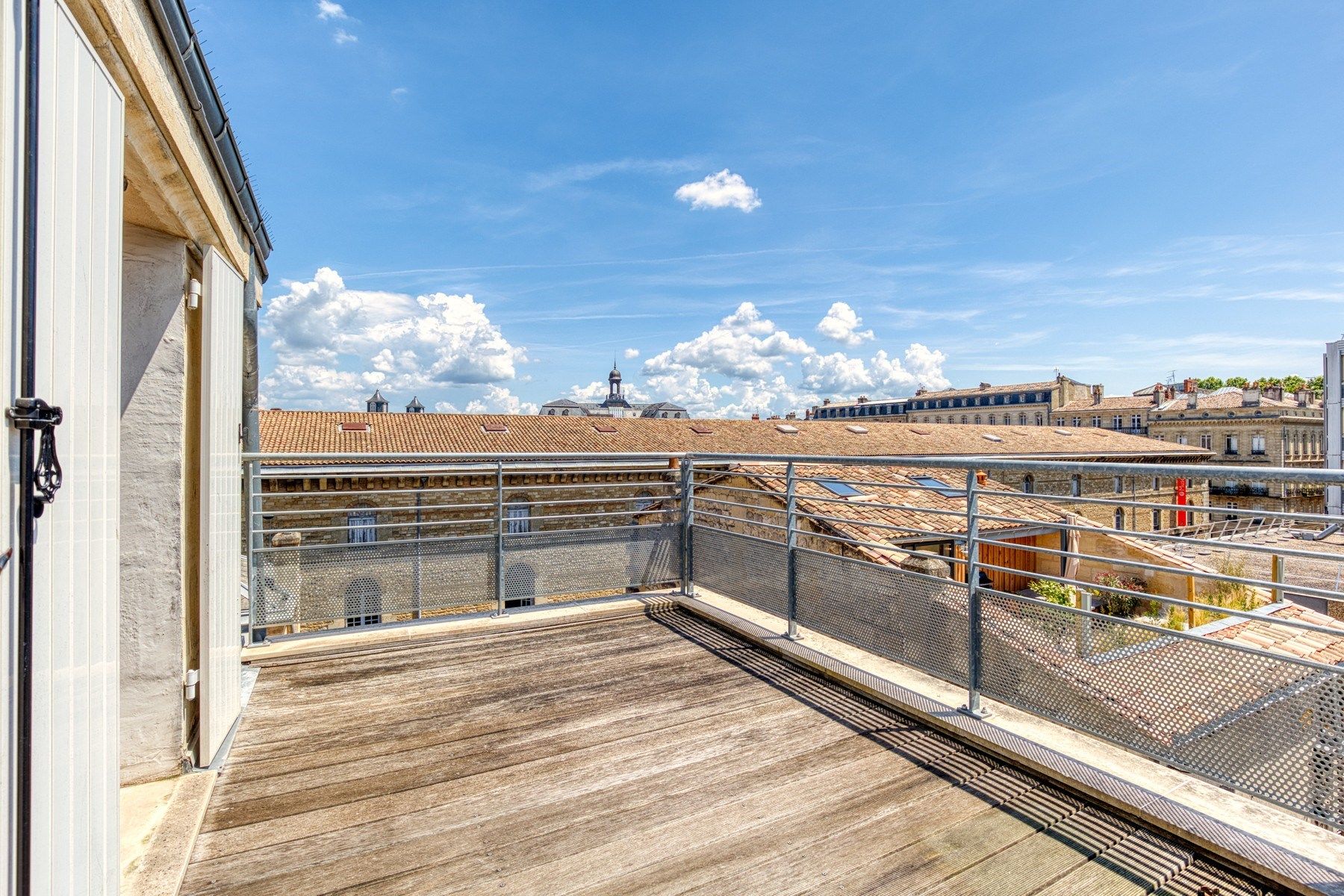 luxury apartment 7 Rooms for sale on BORDEAUX (33000)