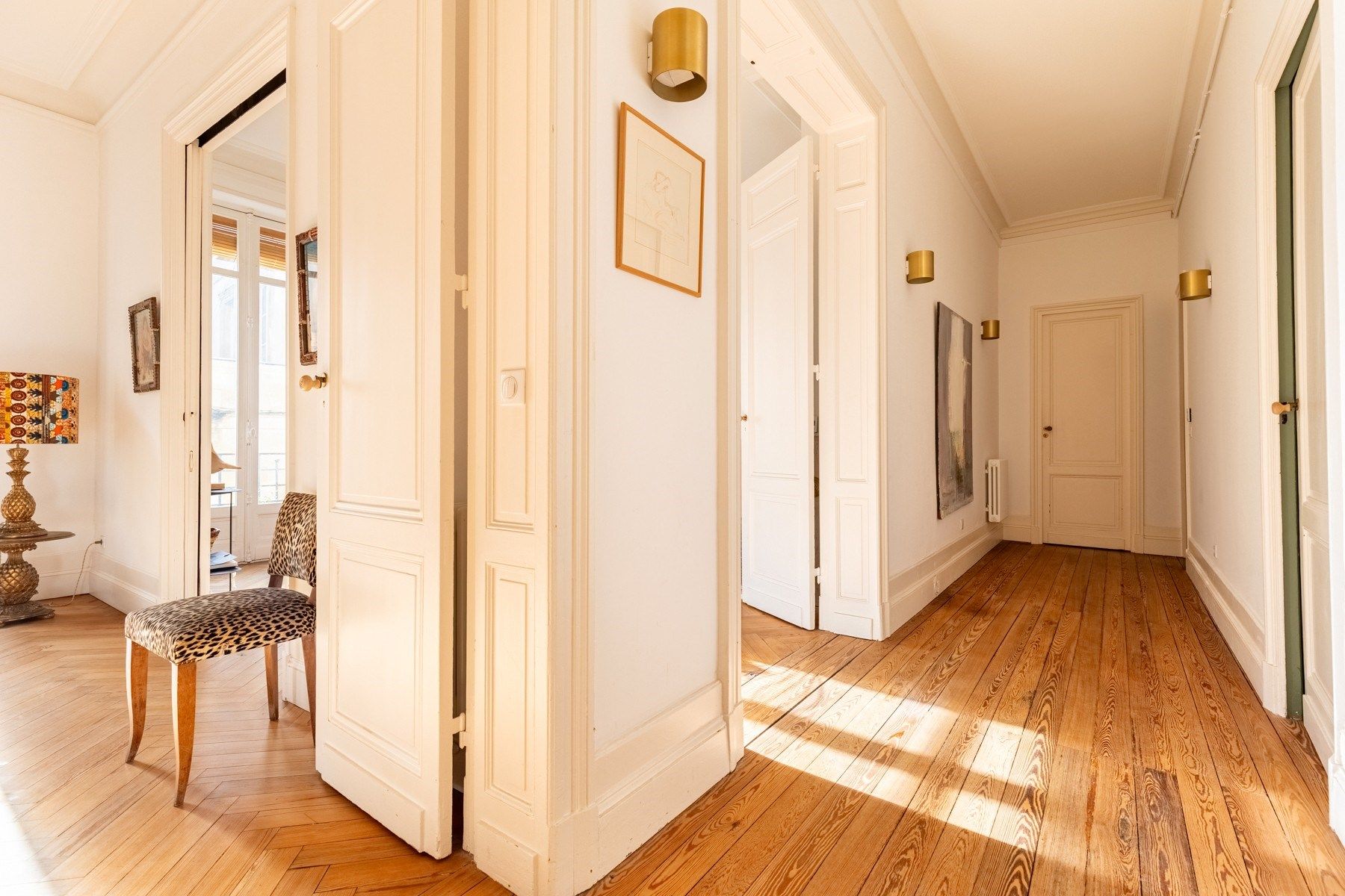 luxury apartment 5 Rooms for sale on BORDEAUX (33000)