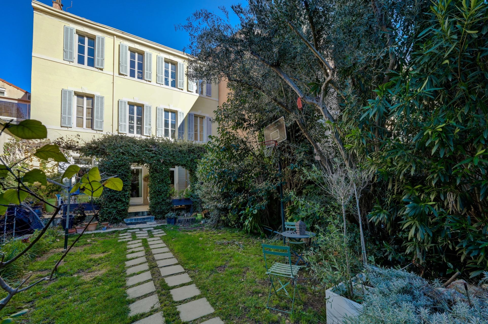 luxury house 10 Rooms for sale on AIX EN PROVENCE (13100)