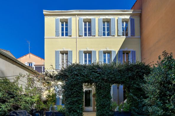 Sale Luxury house Aix-en-Provence 10 Rooms 227 m²