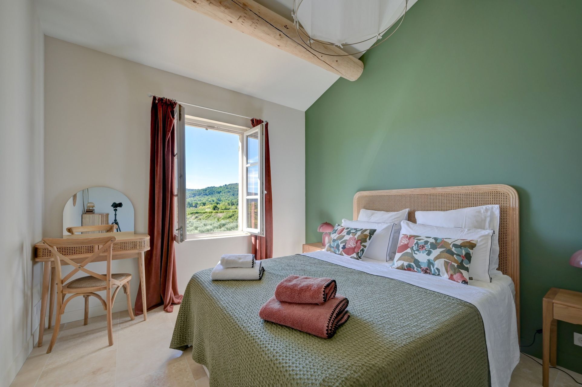 bastide 9 Pièces en location saisonnière sur LE PUY STE REPARADE (13610)
