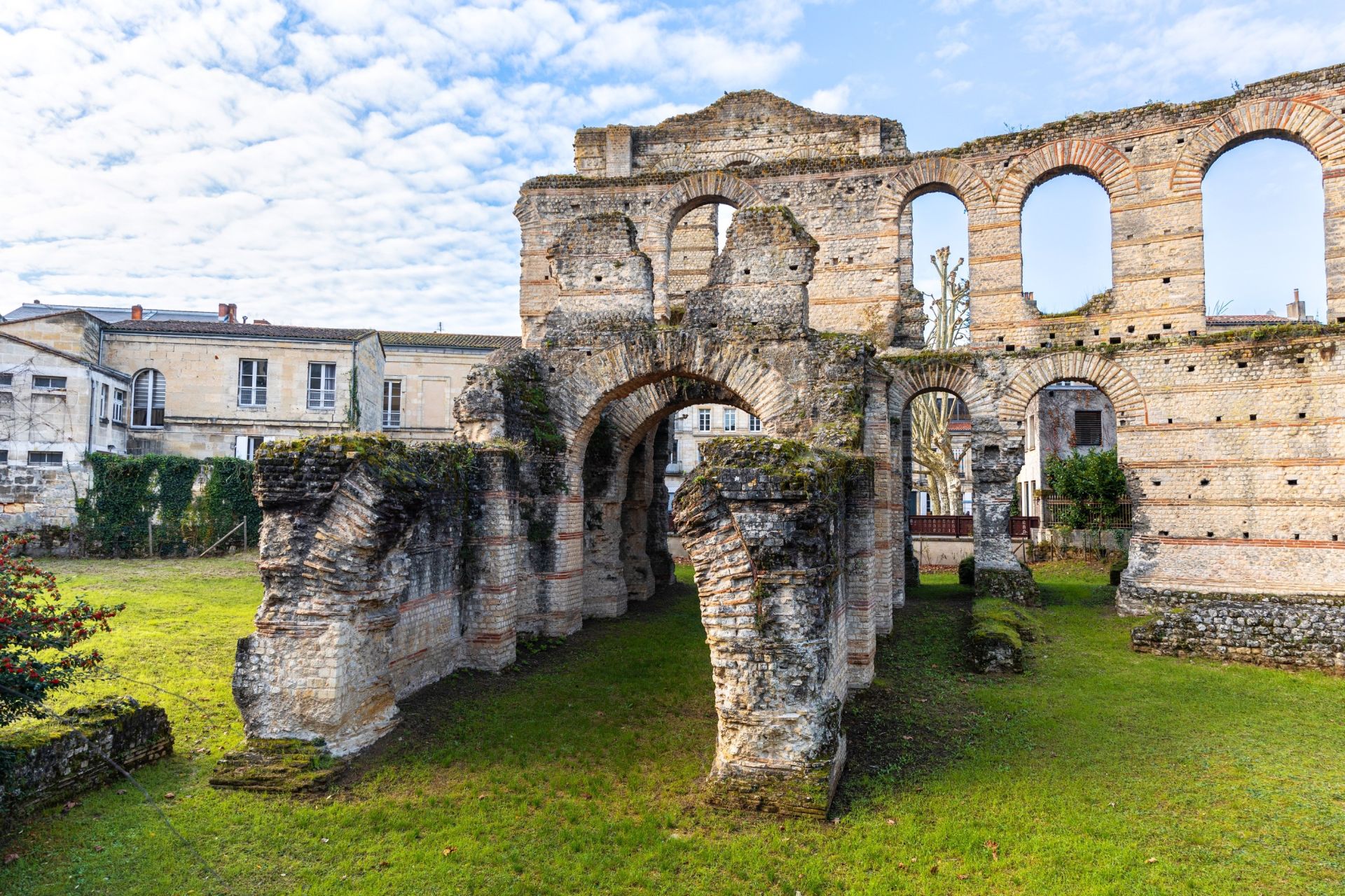 luxury apartment 4 Rooms for sale on BORDEAUX (33000)