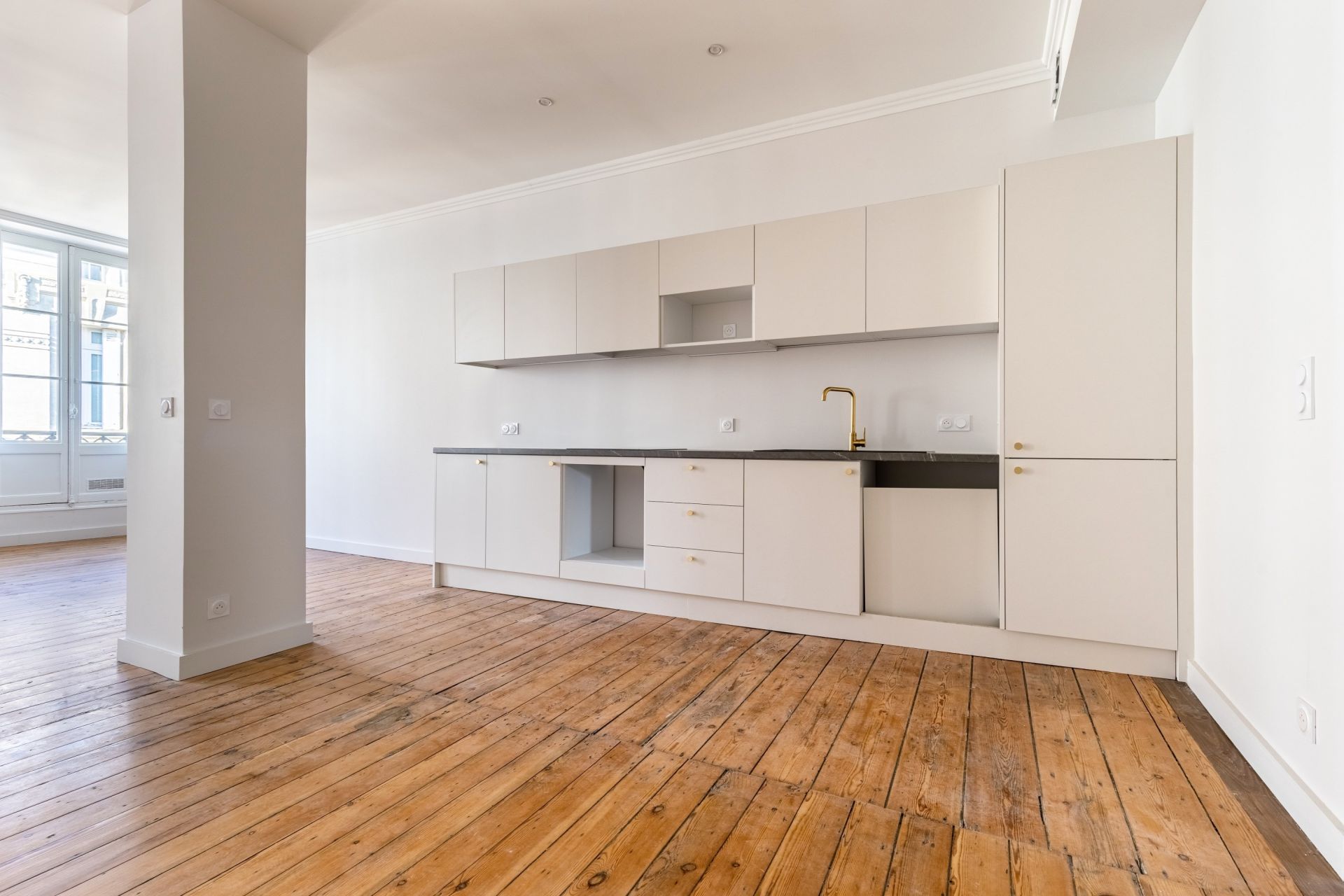 luxury apartment 4 Rooms for sale on BORDEAUX (33000)