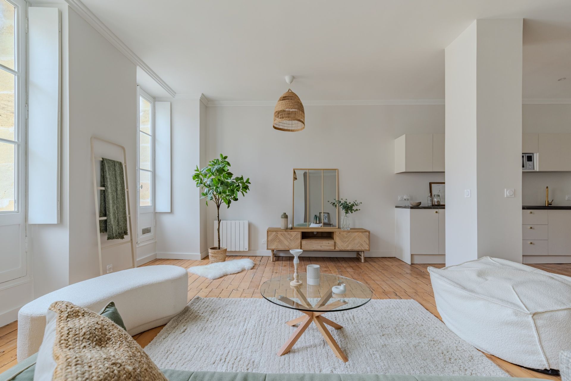 luxury apartment 4 Rooms for sale on BORDEAUX (33000)