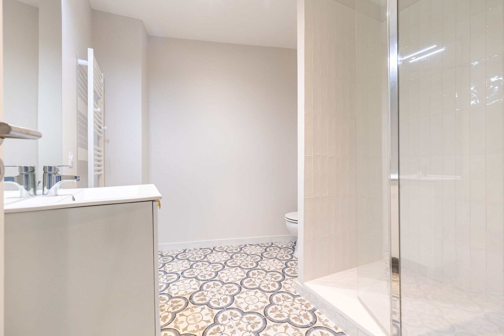 luxury apartment 4 Rooms for sale on BORDEAUX (33000)