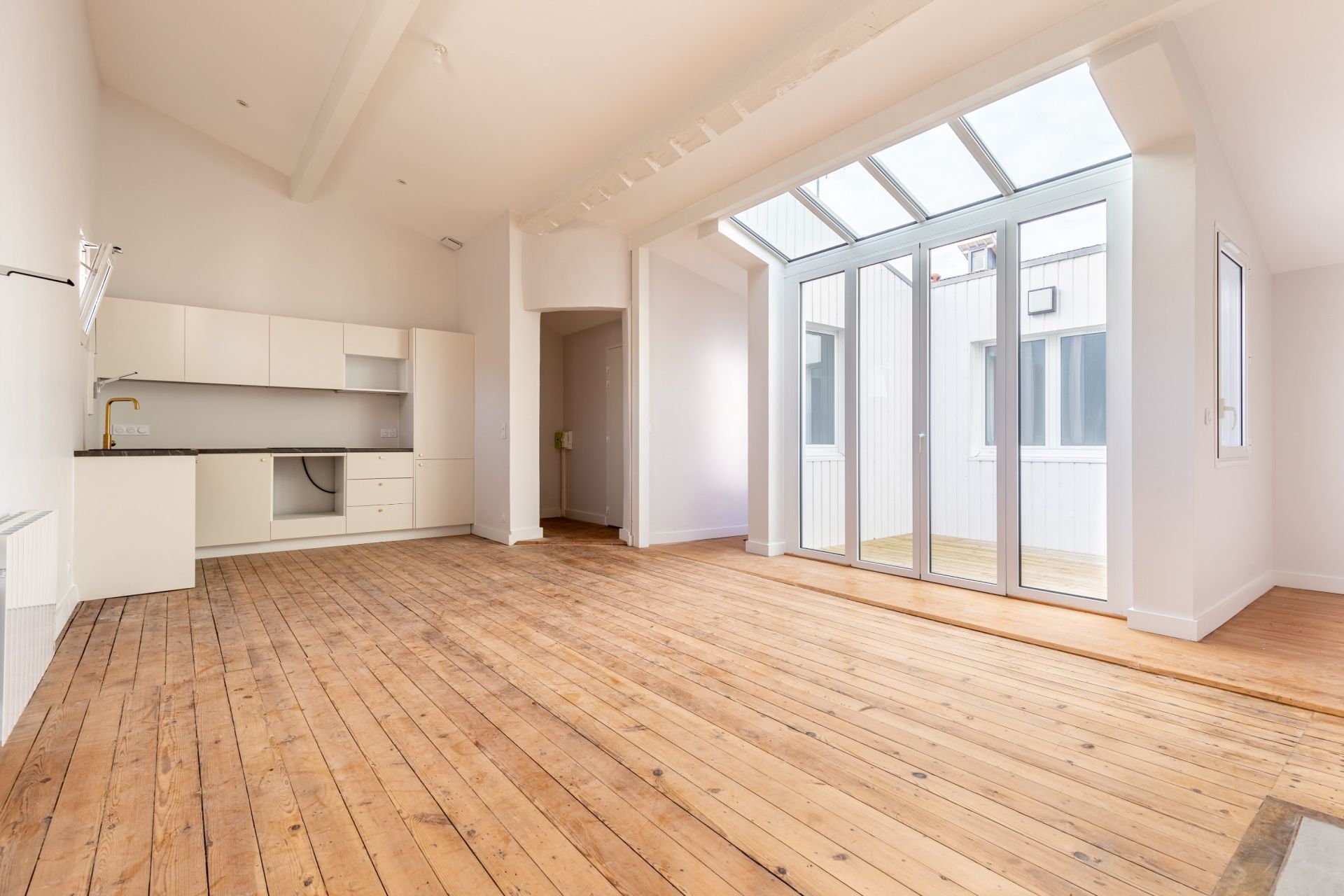 luxury apartment 4 Rooms for sale on BORDEAUX (33000)