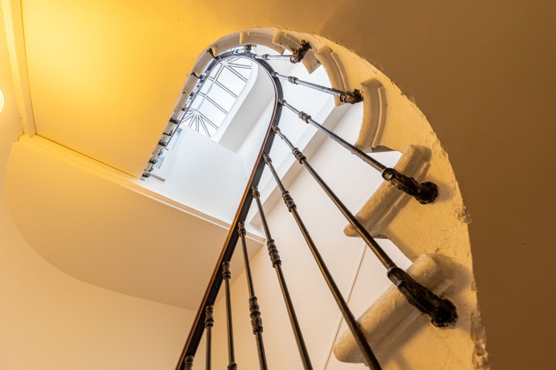 luxury apartment 4 Rooms for sale on BORDEAUX (33000)