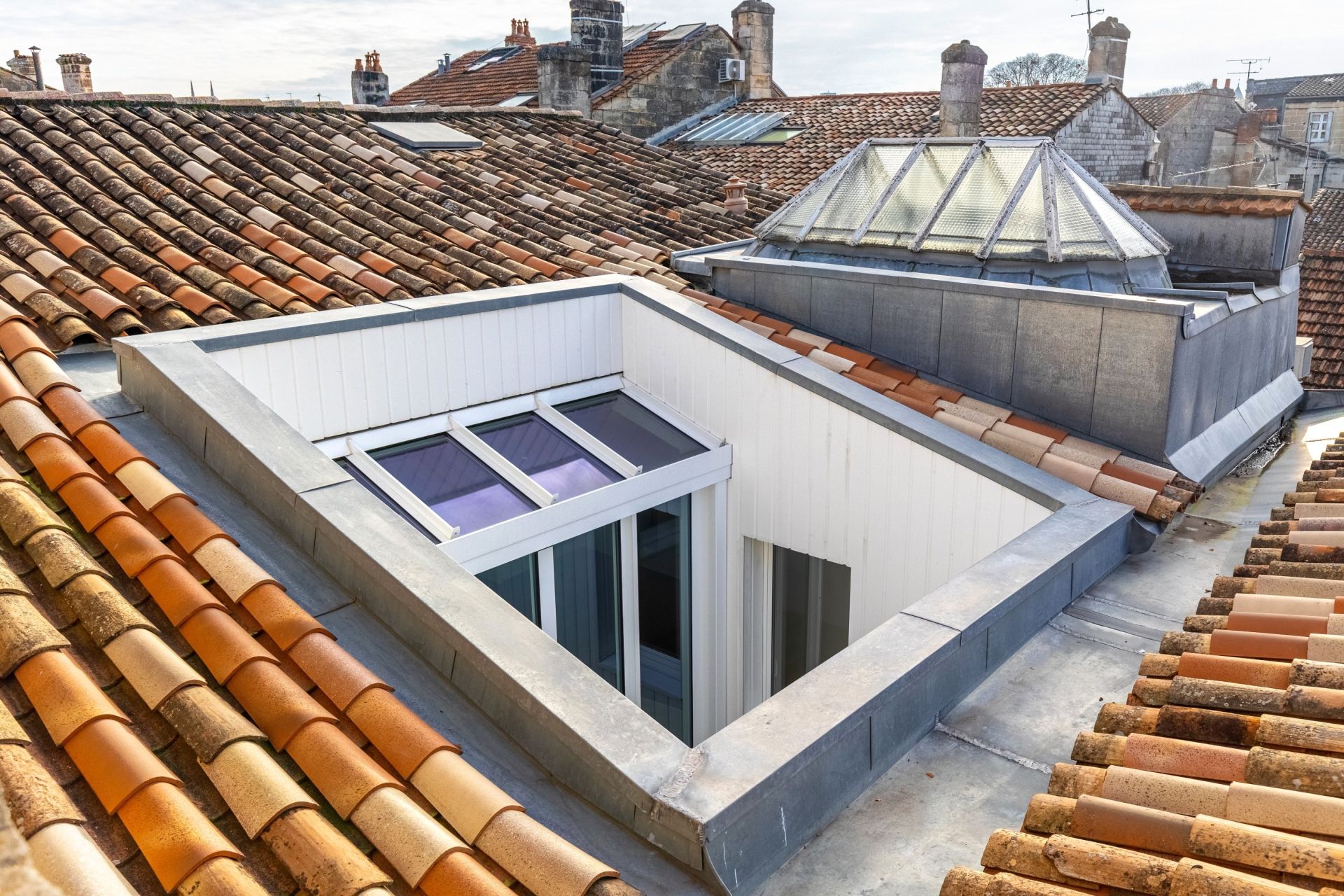 luxury apartment 4 Rooms for sale on BORDEAUX (33000)