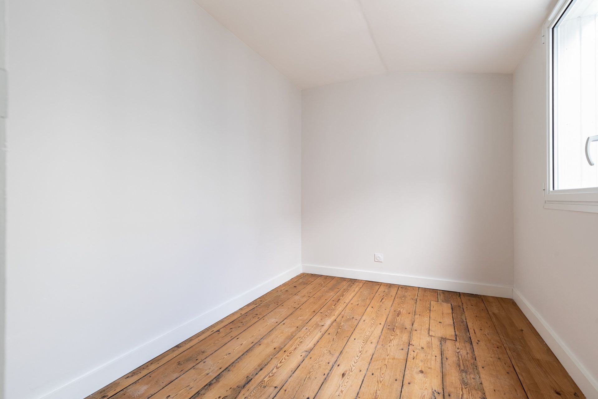 luxury apartment 4 Rooms for sale on BORDEAUX (33000)