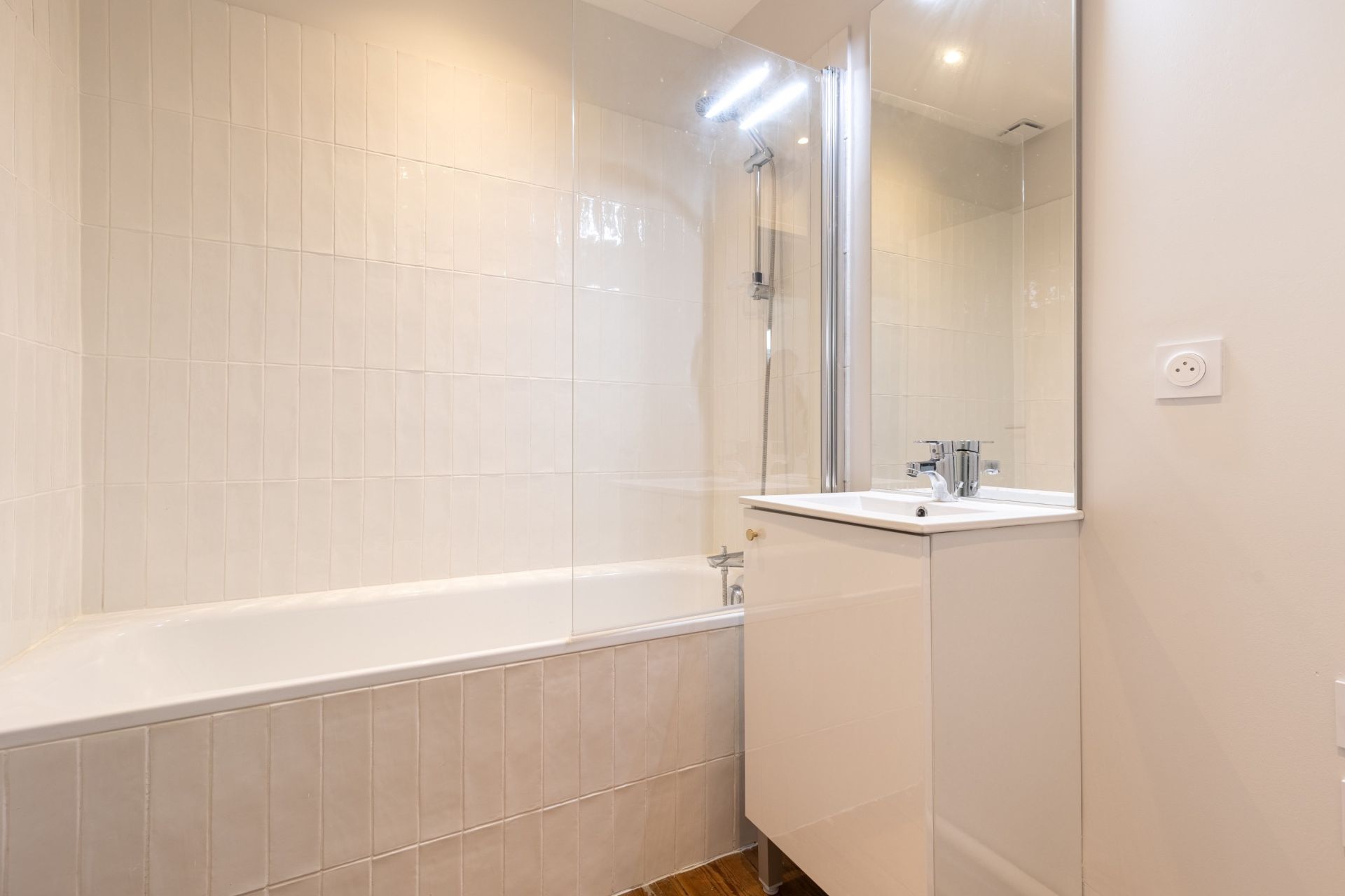 luxury apartment 4 Rooms for sale on BORDEAUX (33000)