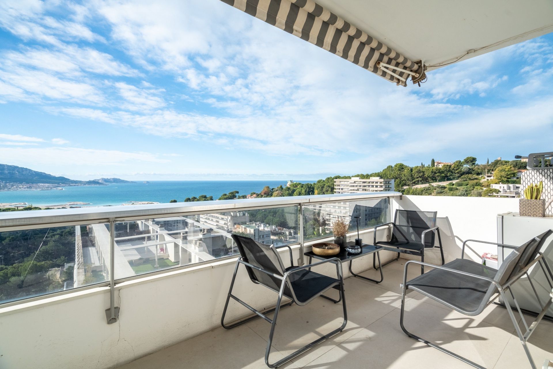 luxury apartment 3 Rooms for sale on MARSEILLE (13008)