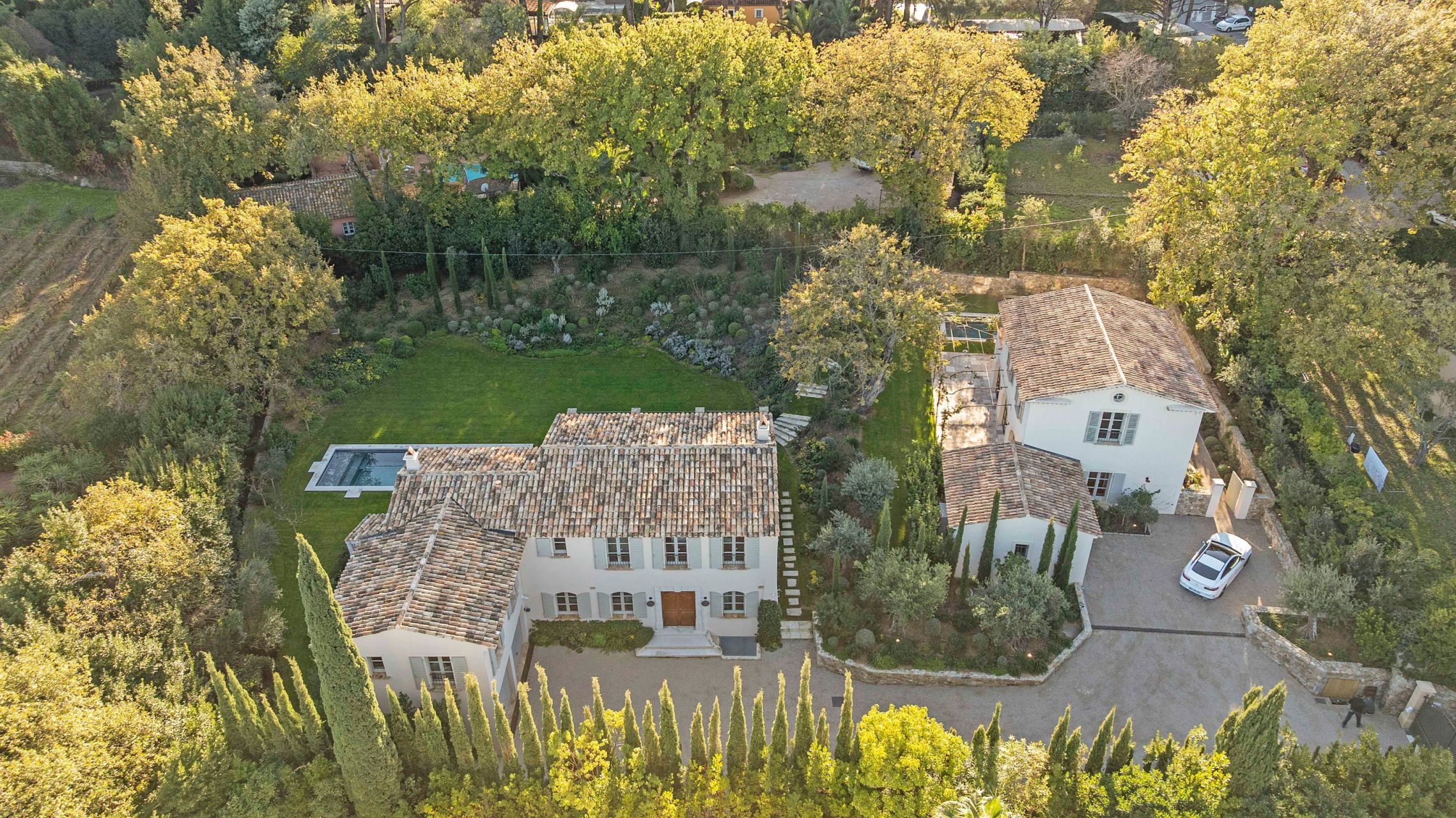 luxury villa 15 Rooms for sale on ST TROPEZ (83990)