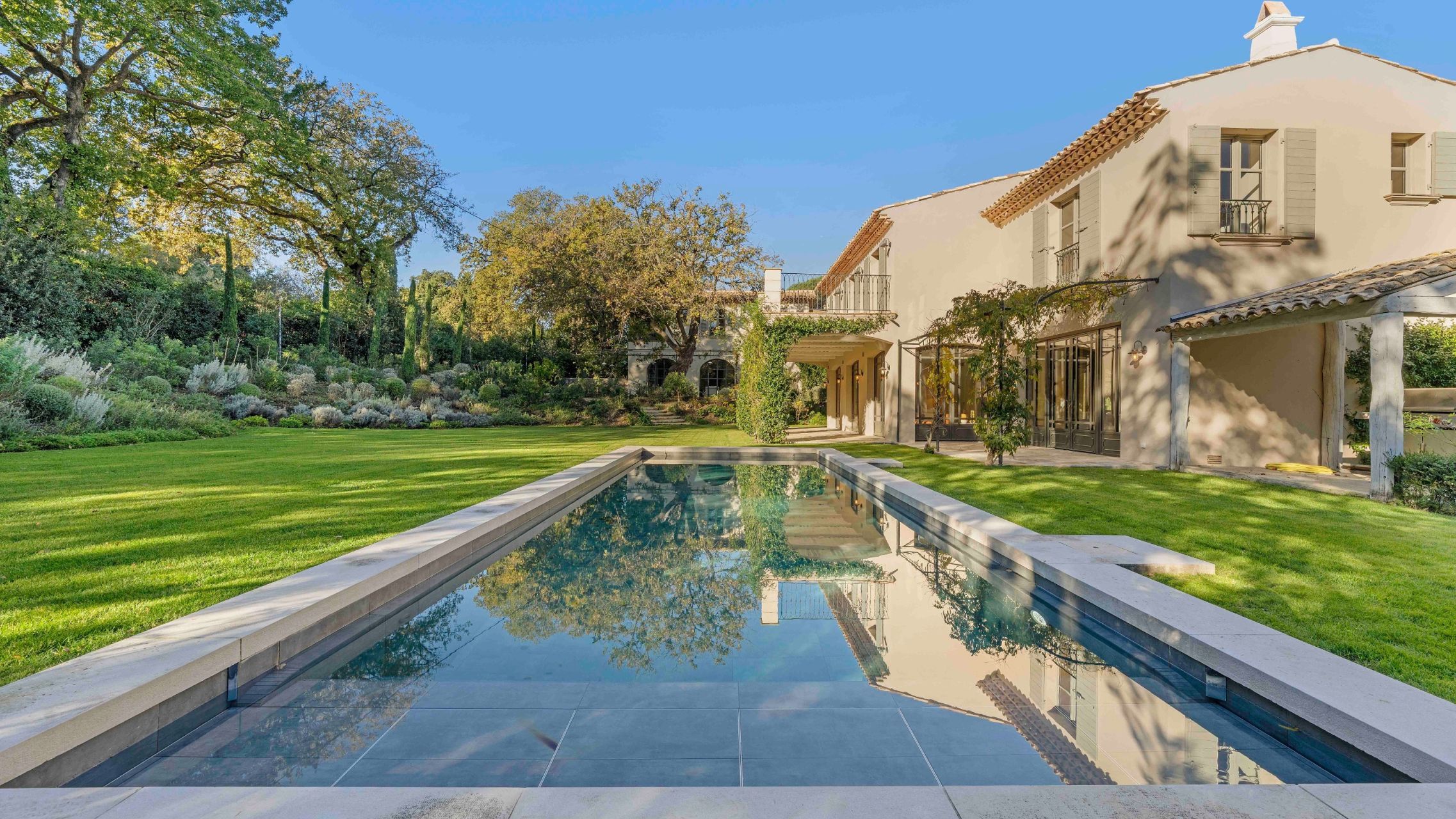 luxury villa 15 Rooms for sale on ST TROPEZ (83990)