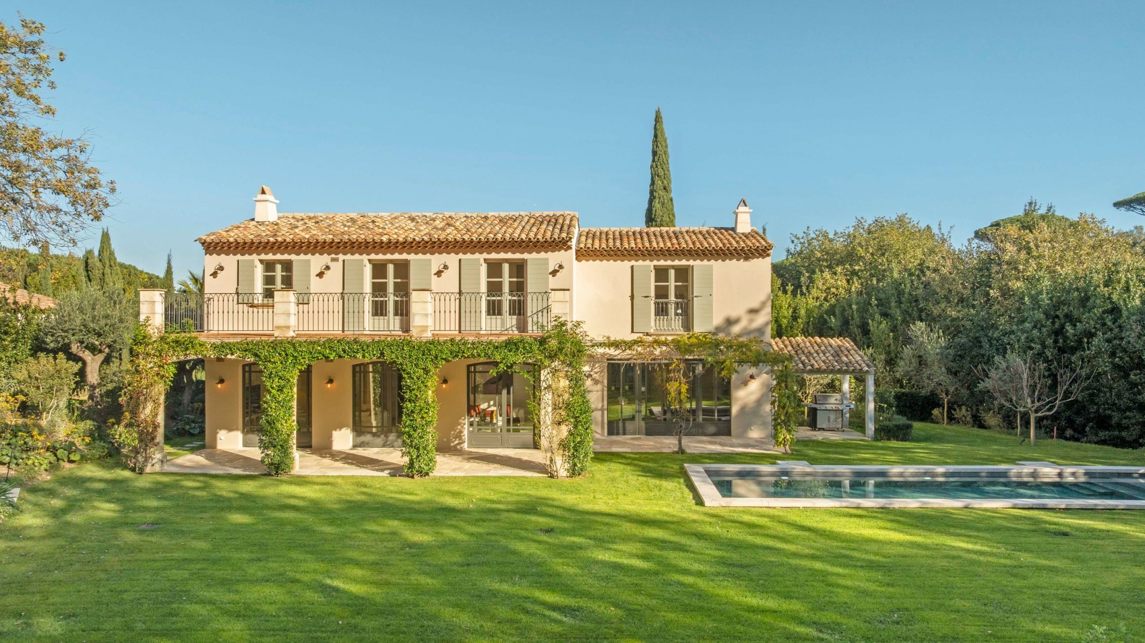 luxury villa 15 Rooms for sale on ST TROPEZ (83990)