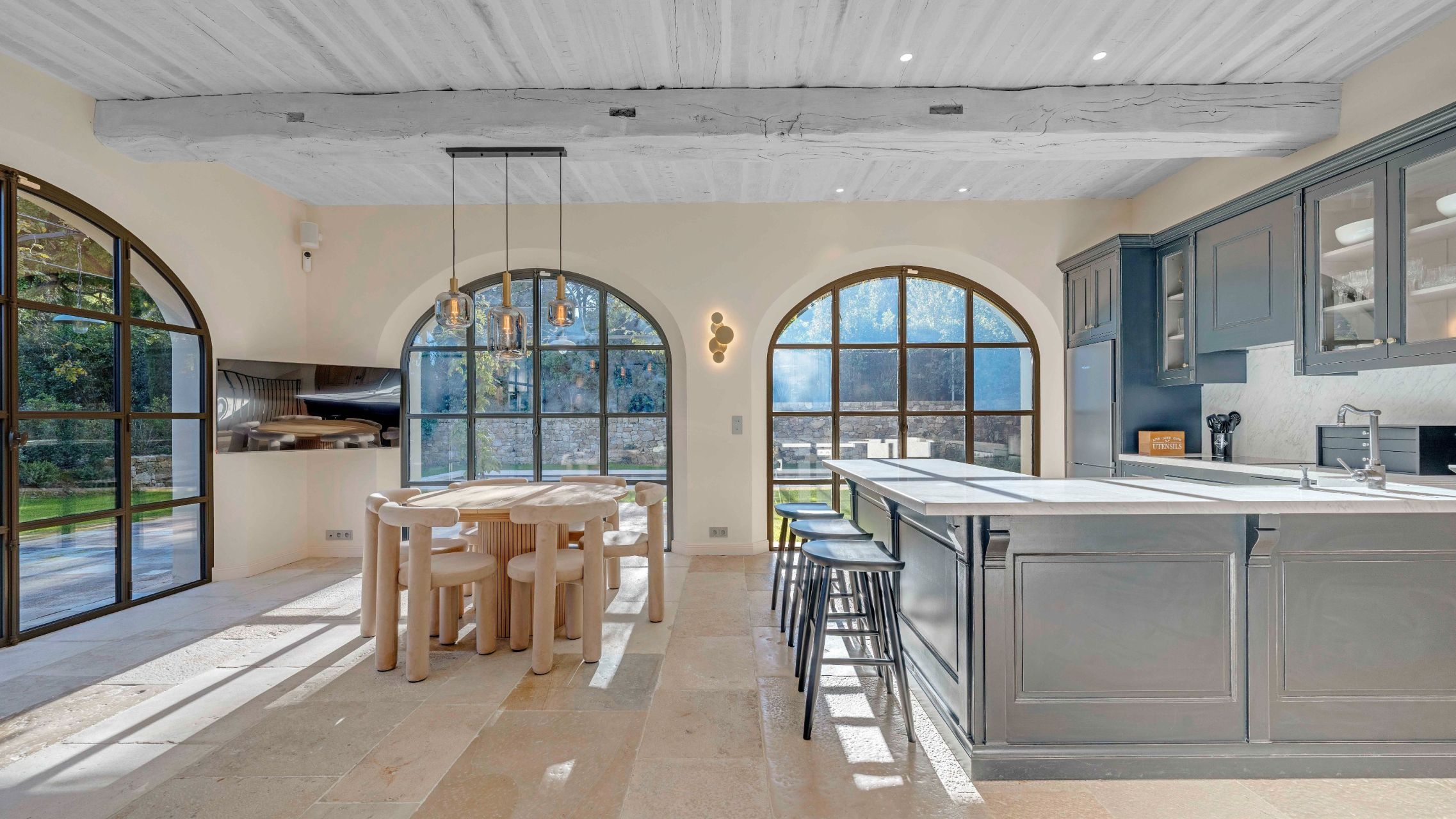 luxury villa 15 Rooms for sale on ST TROPEZ (83990)