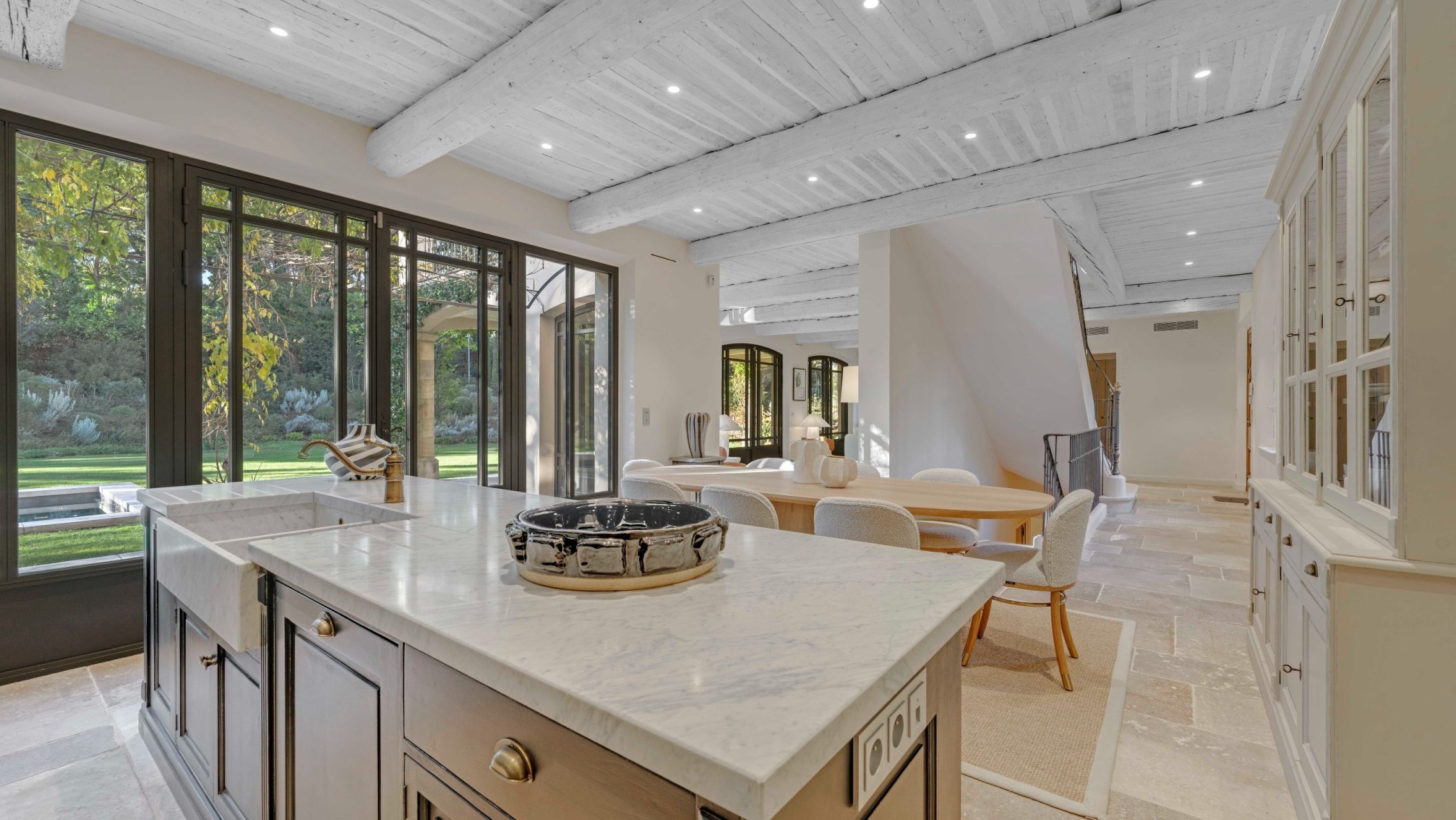 luxury villa 15 Rooms for sale on ST TROPEZ (83990)