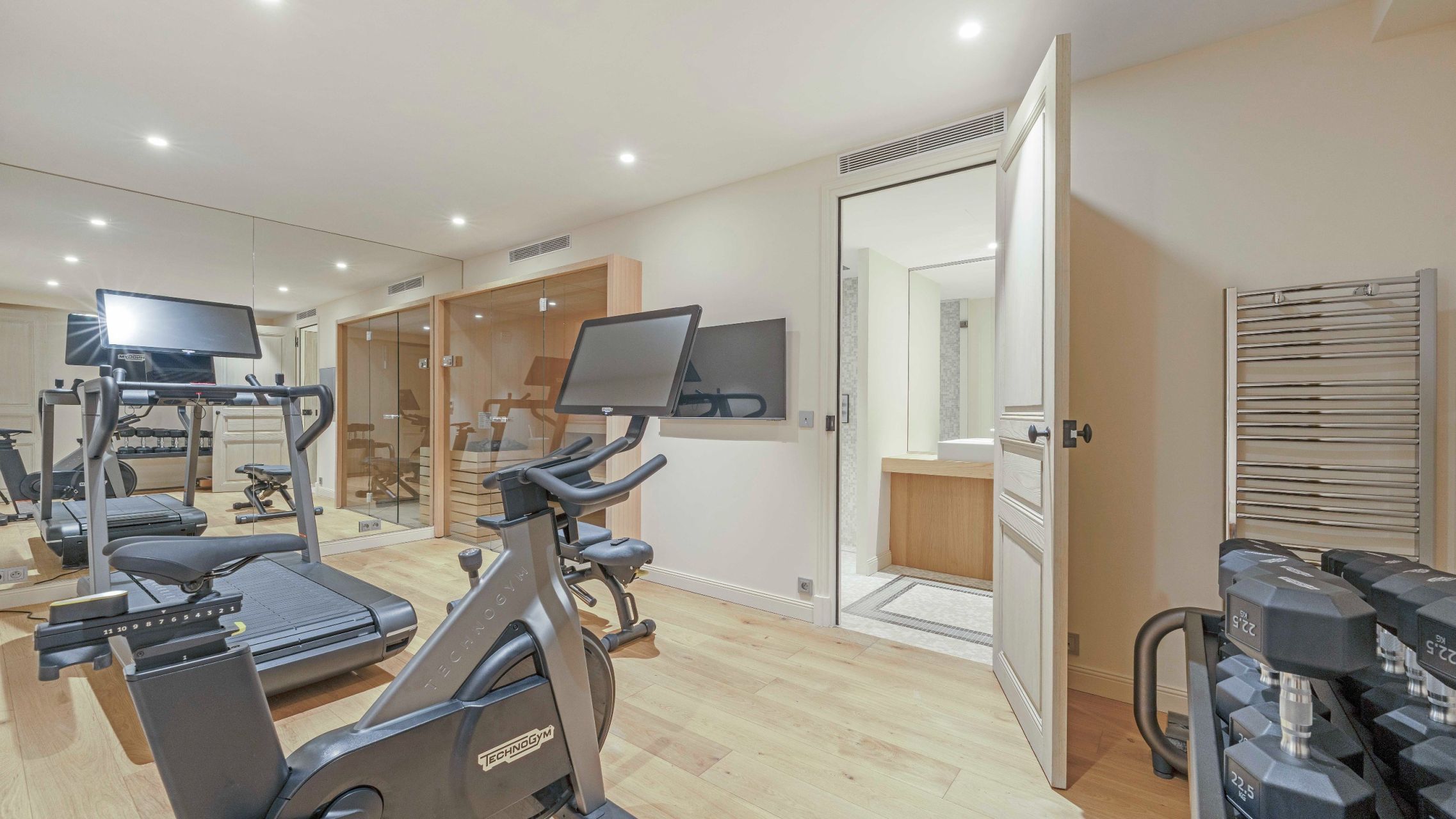 luxury villa 15 Rooms for sale on ST TROPEZ (83990)