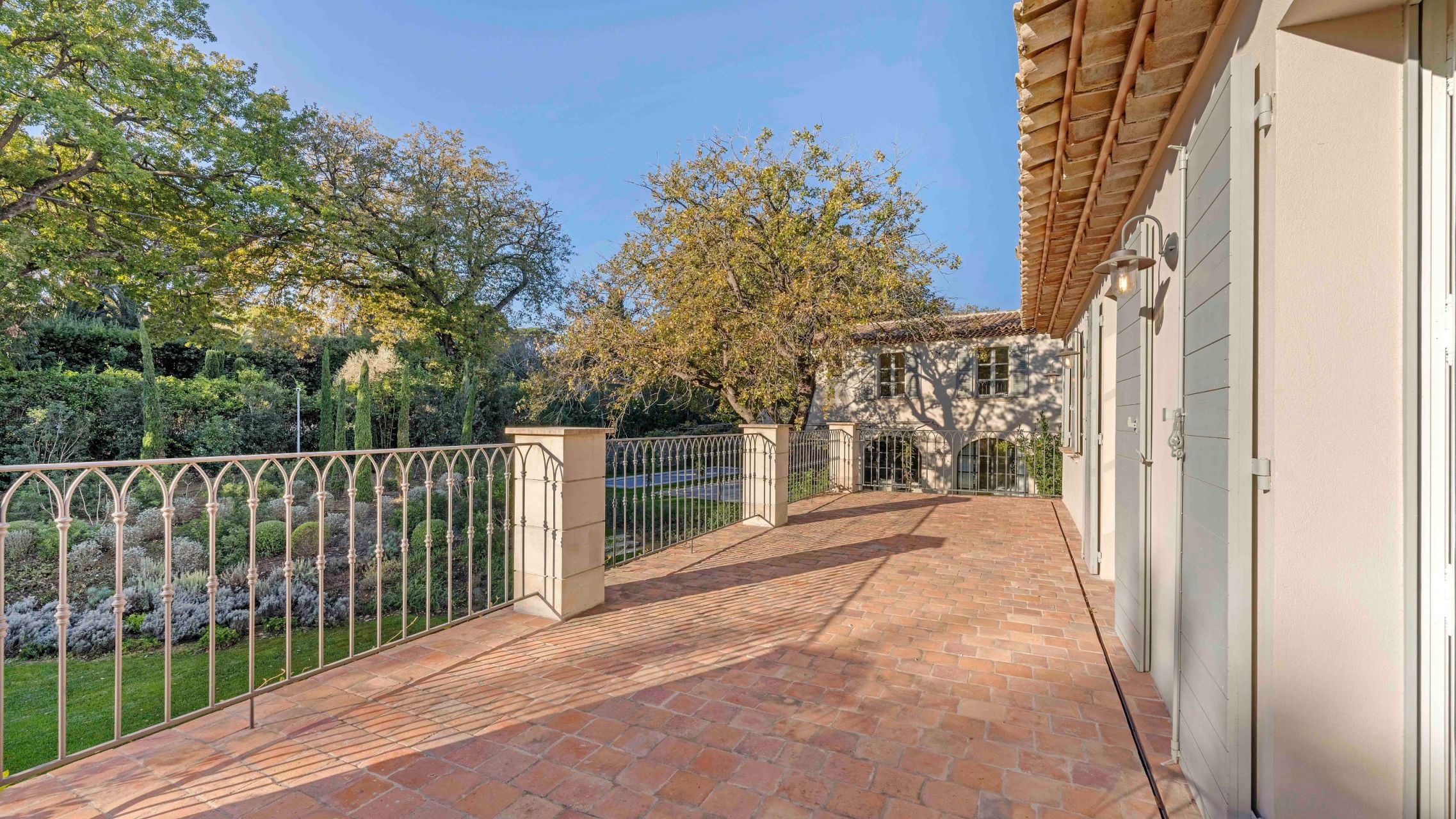 luxury villa 15 Rooms for sale on ST TROPEZ (83990)