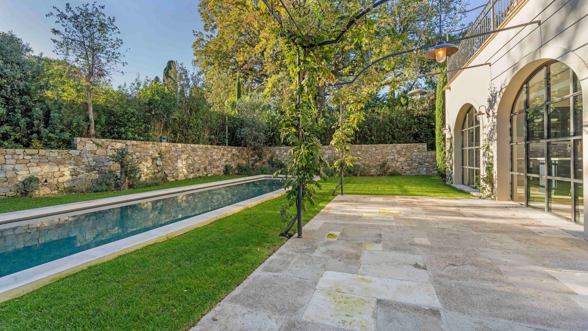 luxury villa 15 Rooms for sale on ST TROPEZ (83990)