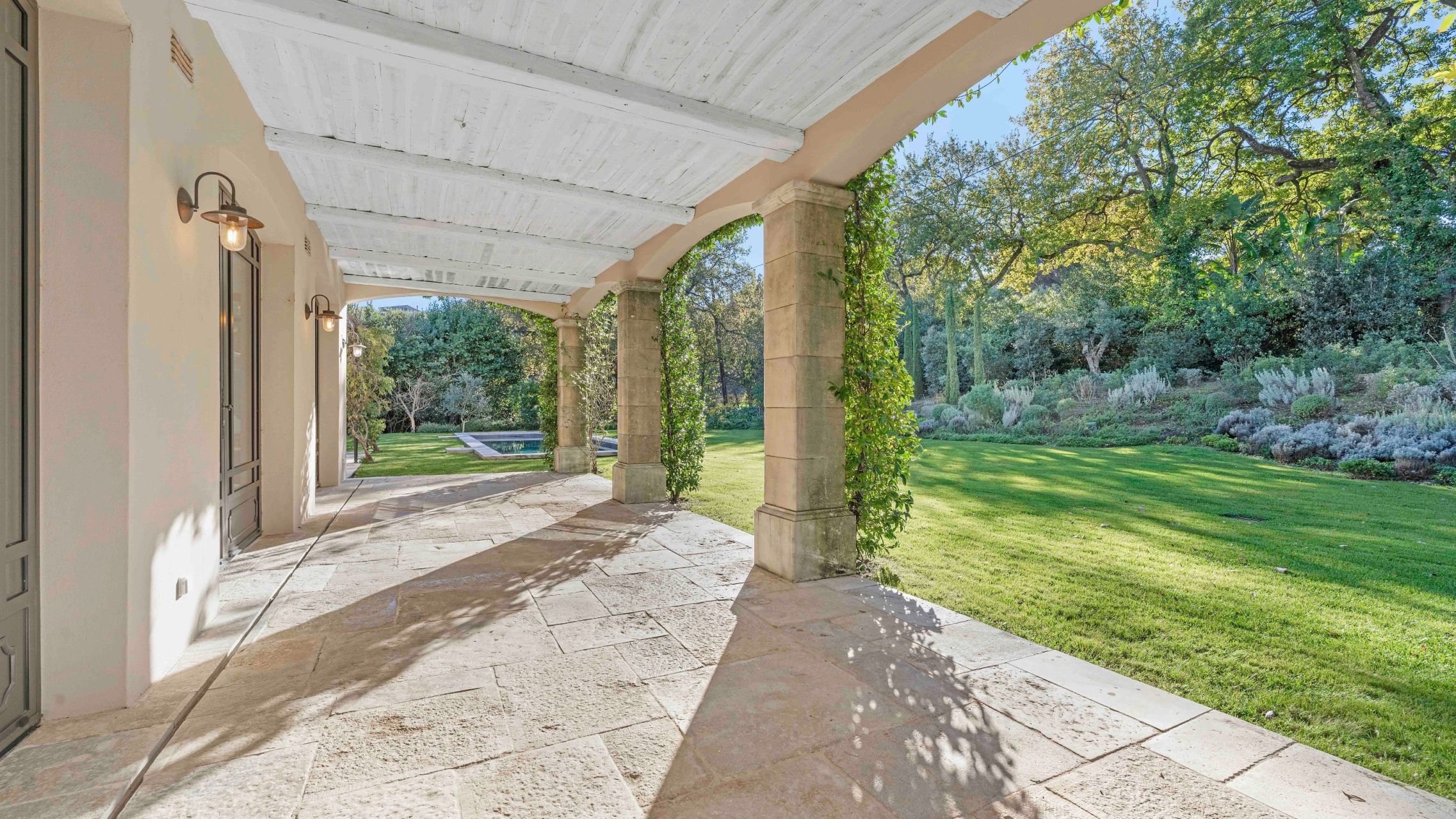 luxury villa 15 Rooms for sale on ST TROPEZ (83990)