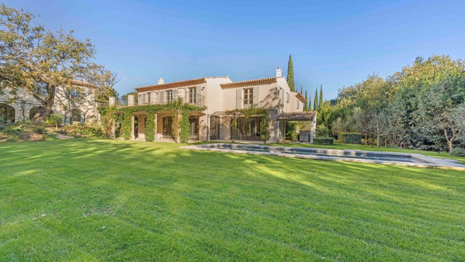 luxury villa 15 Rooms for sale on ST TROPEZ (83990)