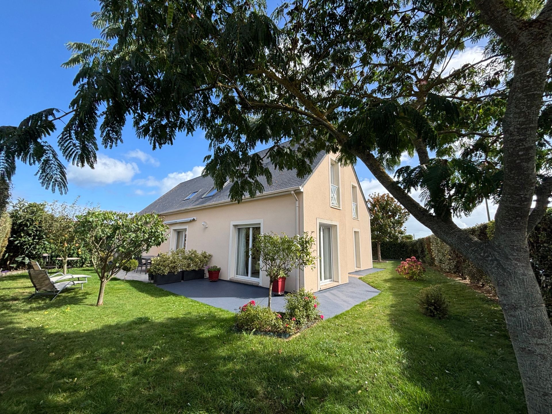 luxury house 8 Rooms for sale on BERNIERES SUR MER (14990)