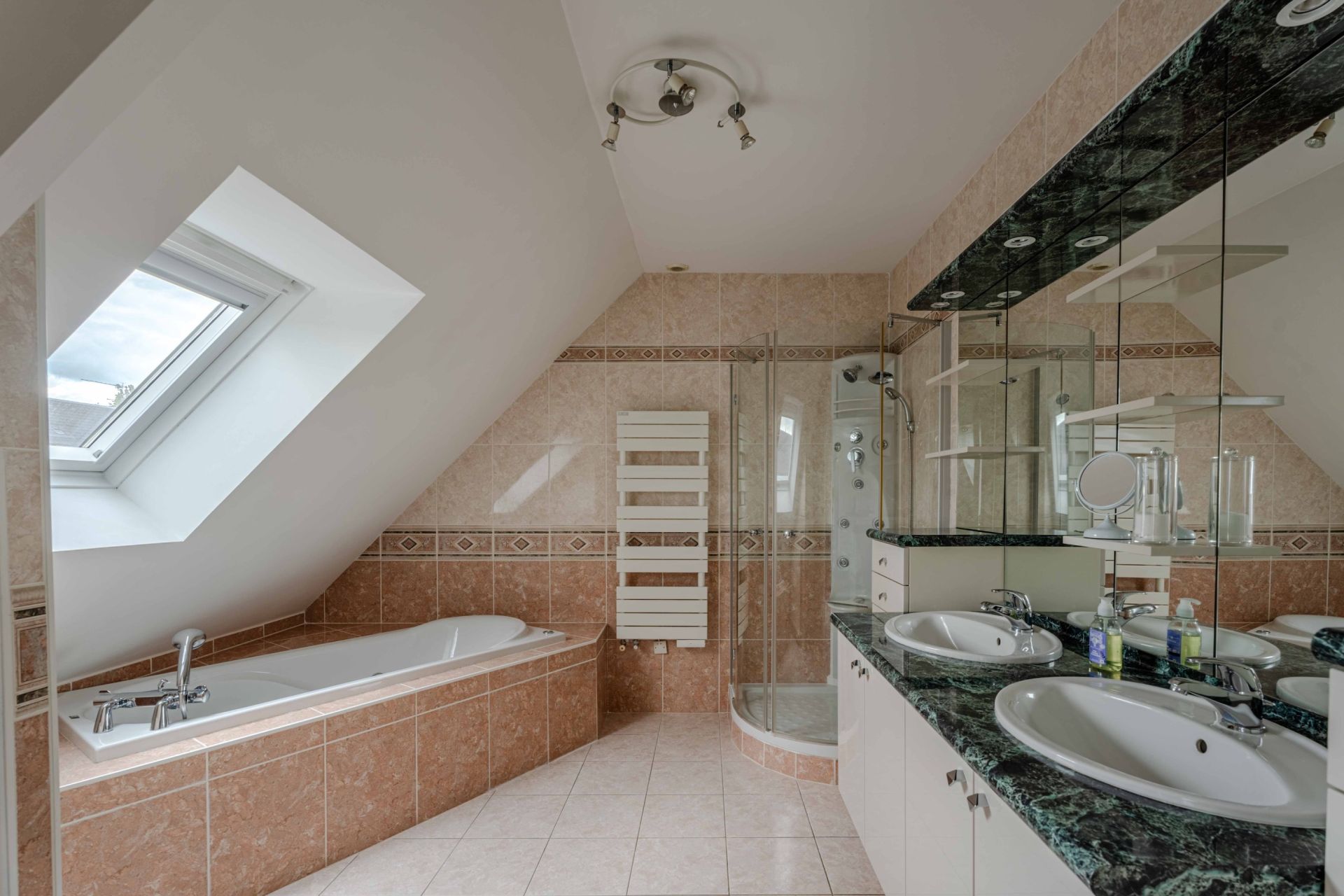 luxury house 8 Rooms for sale on BERNIERES SUR MER (14990)